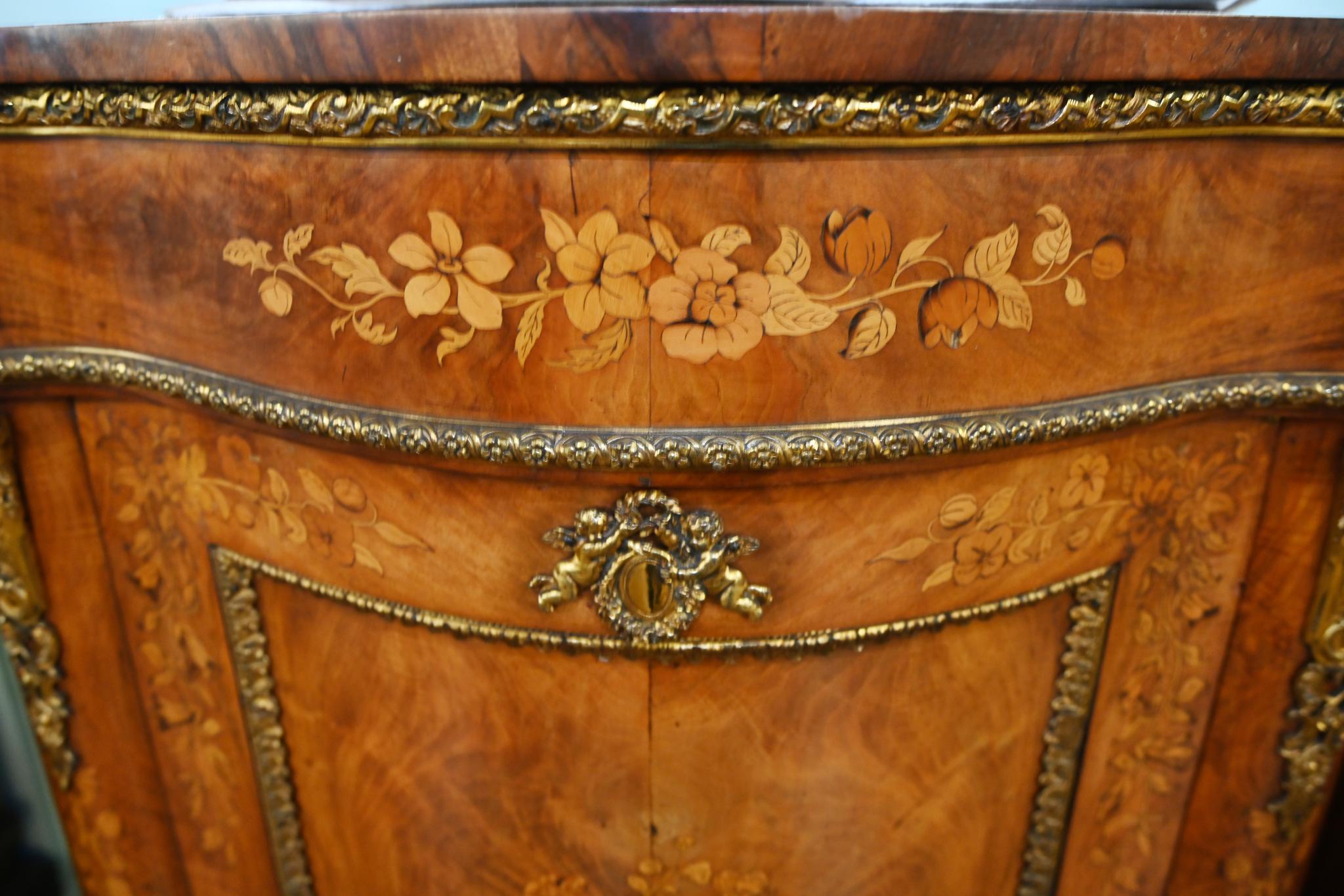 Armario auxiliar francés con incrustaciones florales Luis XVI 1860 en Bueno estado para la venta en Potters Bar, GB