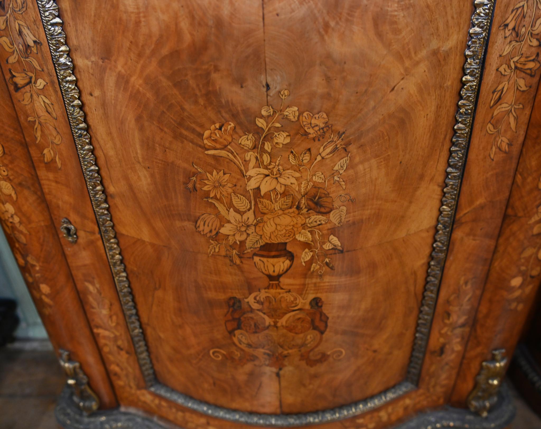 Armario auxiliar francés con incrustaciones florales Luis XVI 1860 Nogal en venta