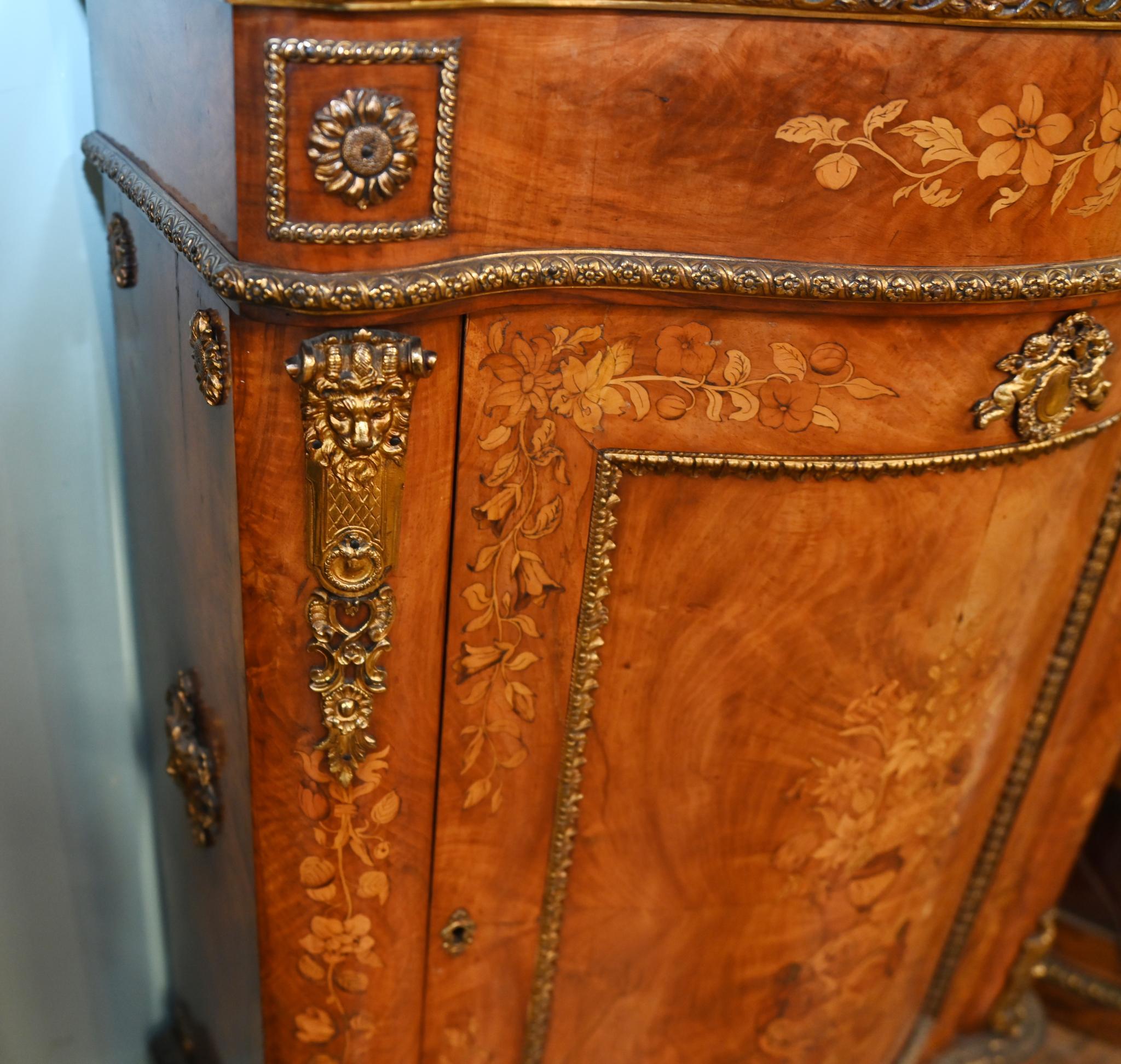 Armario auxiliar francés con incrustaciones florales Luis XVI 1860 en venta 3