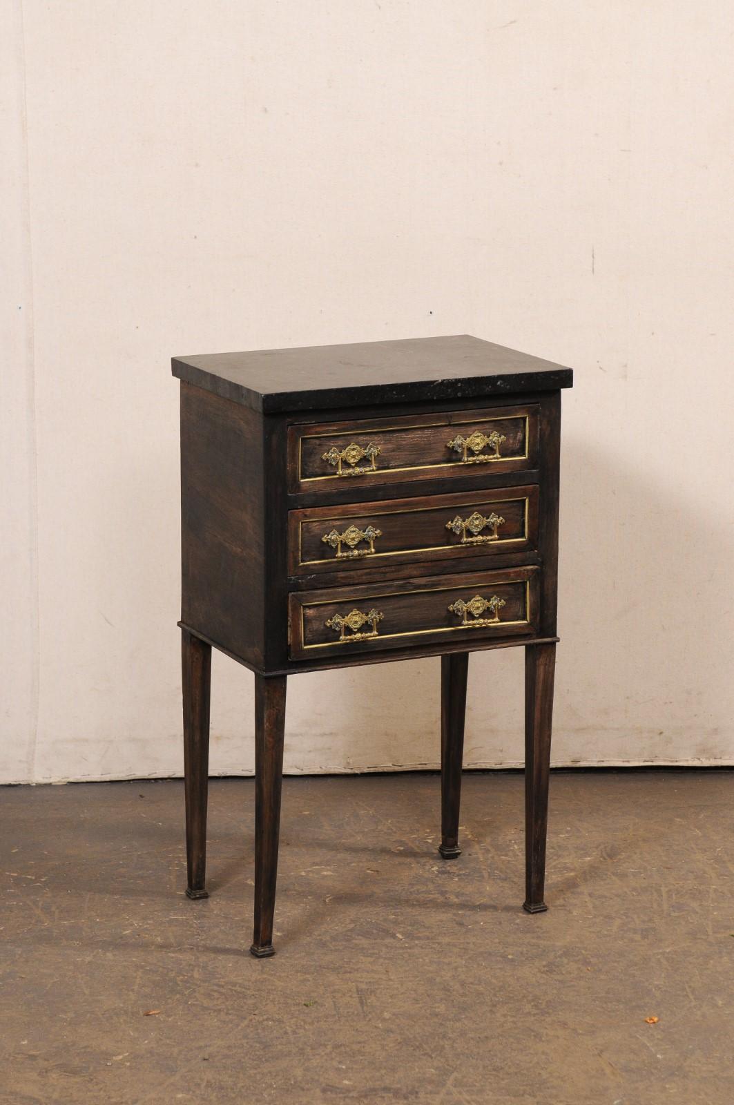 Cassettone francese a tre cassetti con piano in marmo originale del XIX secolo. Questo tavolino antico proveniente dalla Francia presenta il marmo originale in cima a una cassa a forma di cubo che ospita tre piccoli cassetti ed è sollevato da