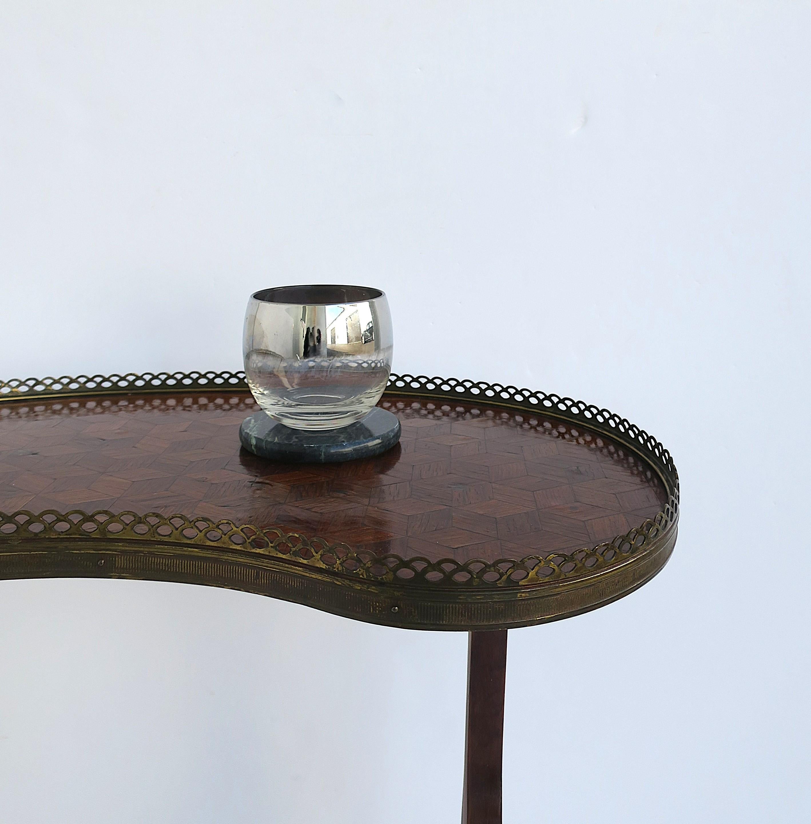 Table d'appoint française en vente 6