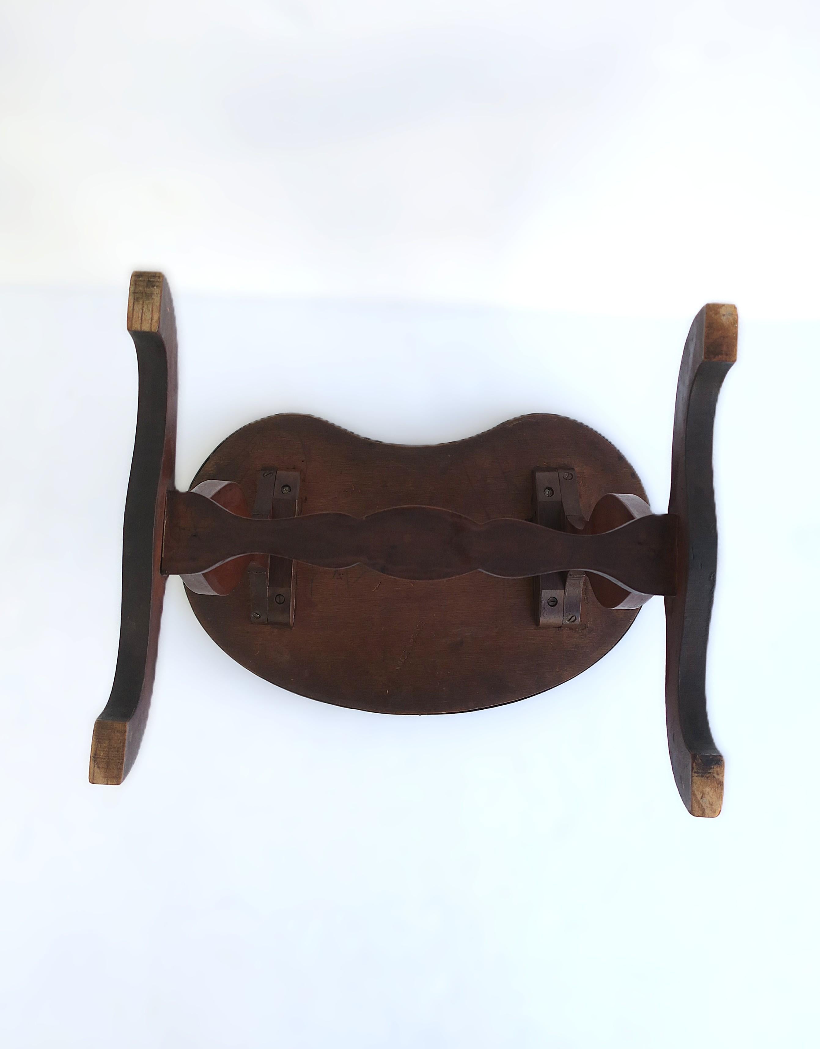 Table d'appoint française en vente 9