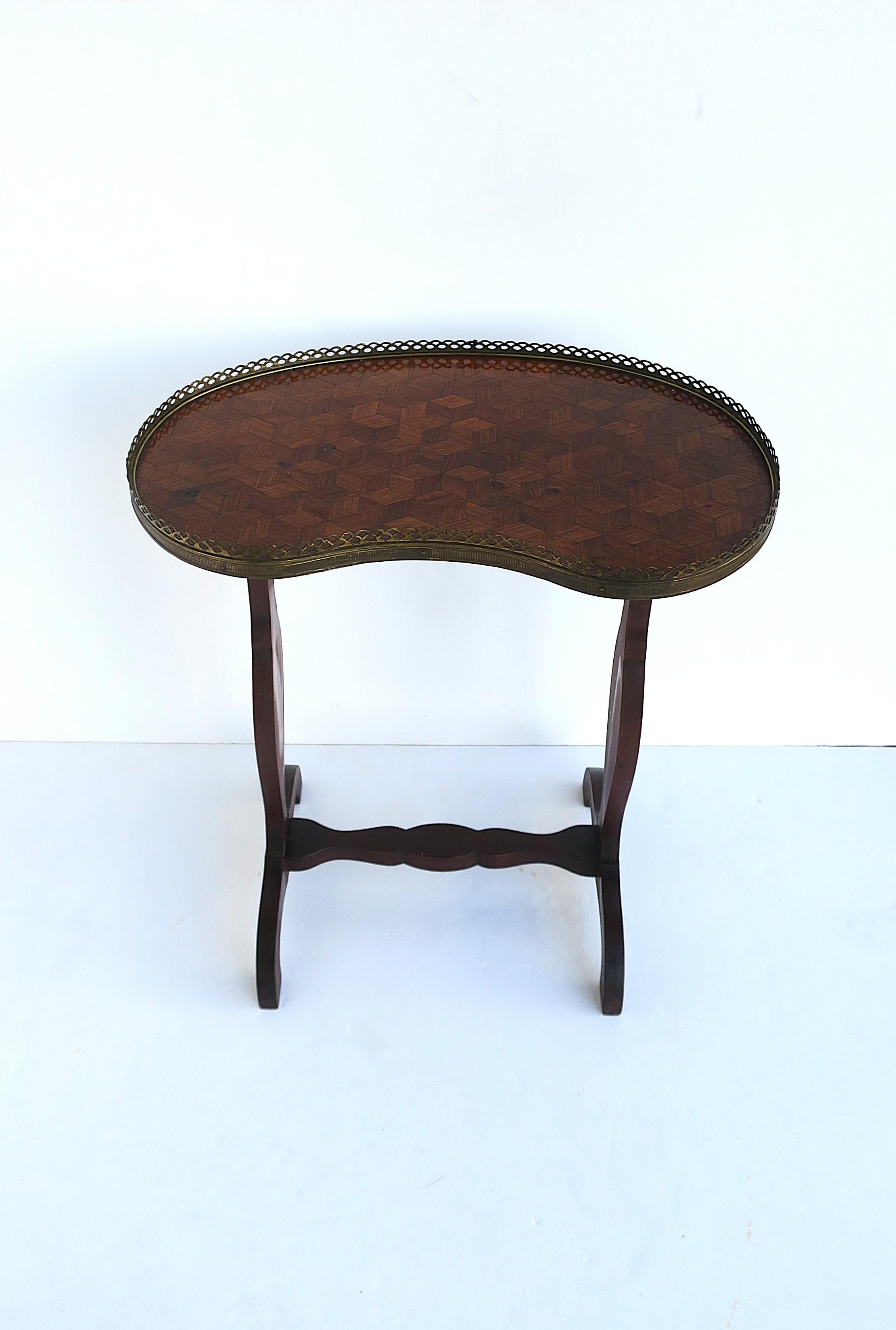 Français Table d'appoint française en vente