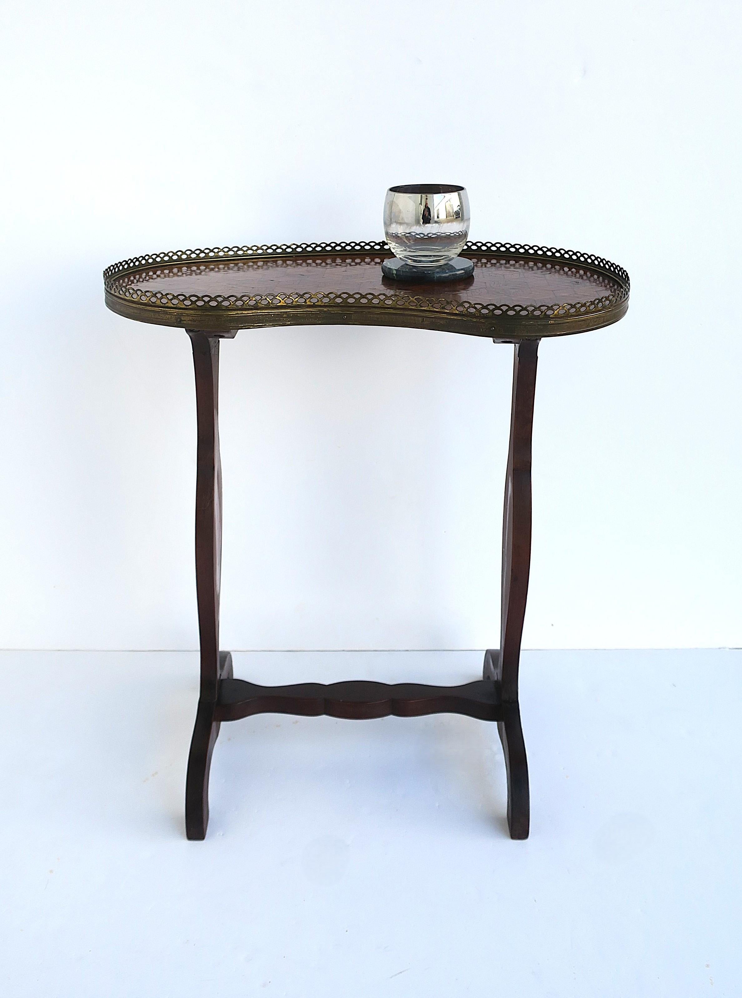 Table d'appoint française Bon état - En vente à New York, NY