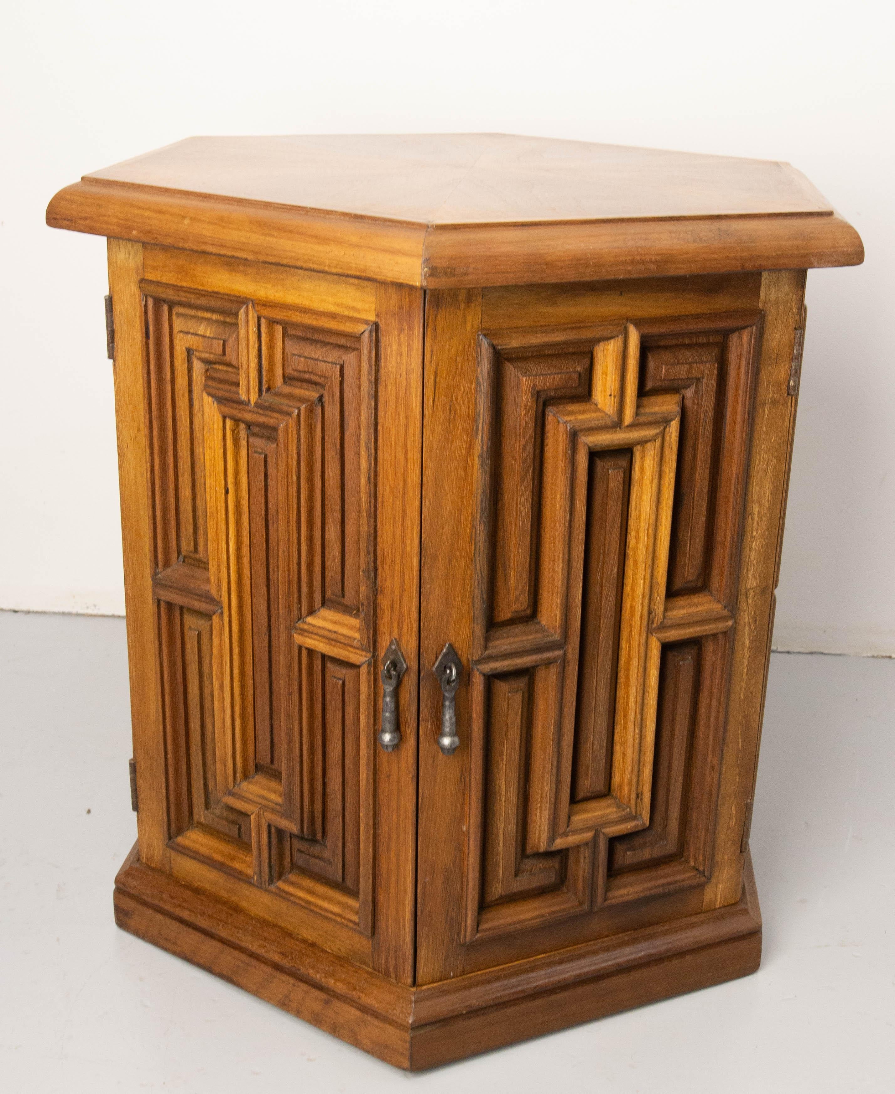 Side, end table, selette or nightstand. The size of this little cabinet with an intern shelve, allows to imagine many uses for it.
Made circa 1960
Beautiful play of exotic wood colors.
French.
Good vintage condition.

Shipping 
57 / 49 / 54 cm 17.5