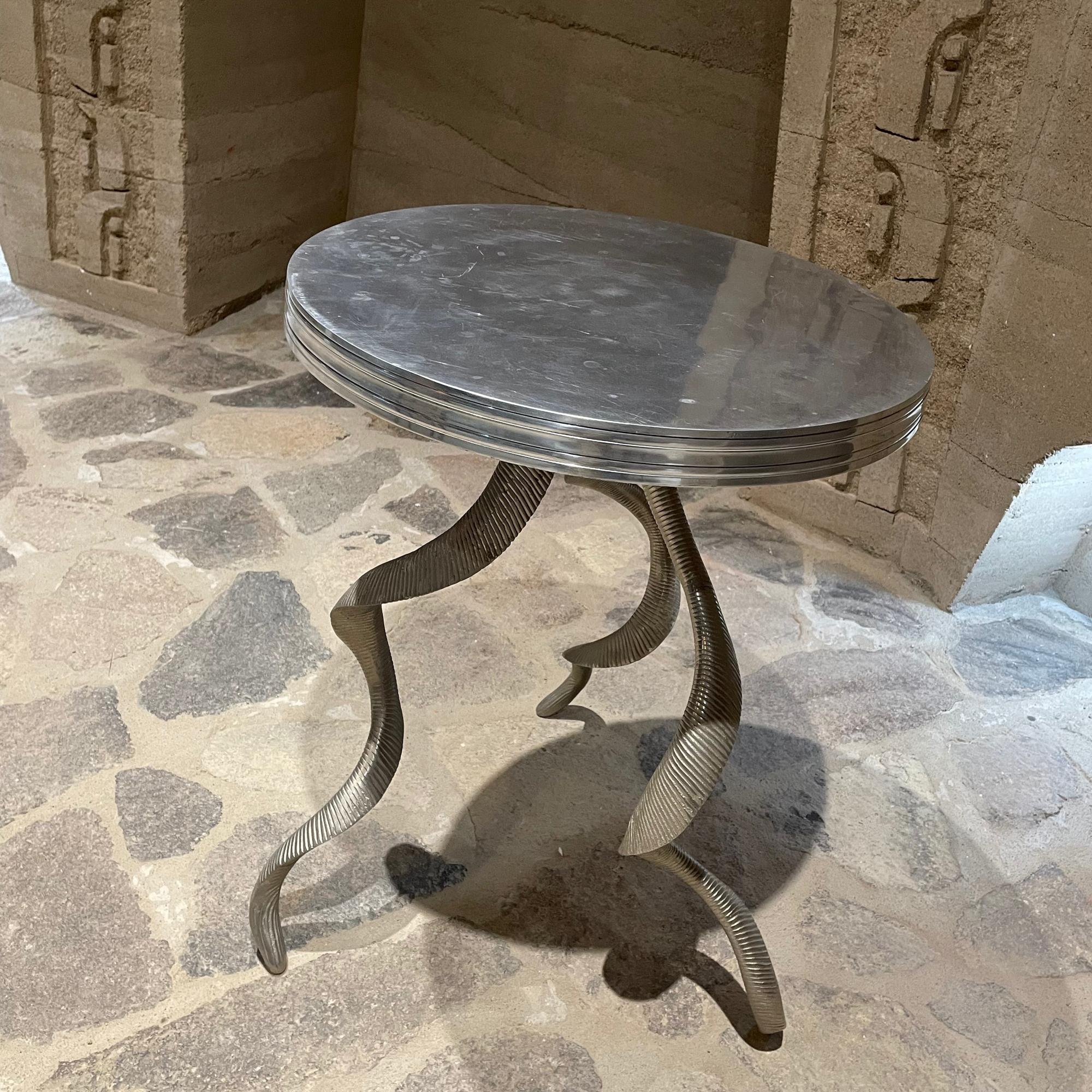 Tavolino francese Gueridon degli anni '80 in alluminio scultoreo in vendita 3