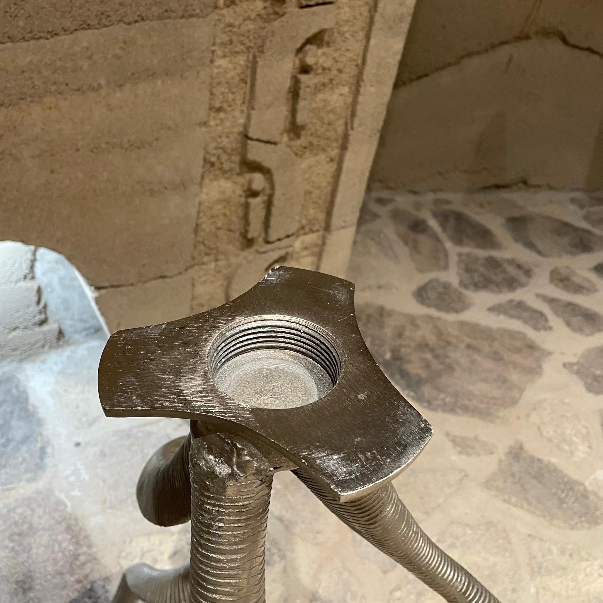 Americano Tavolino francese Gueridon degli anni '80 in alluminio scultoreo in vendita