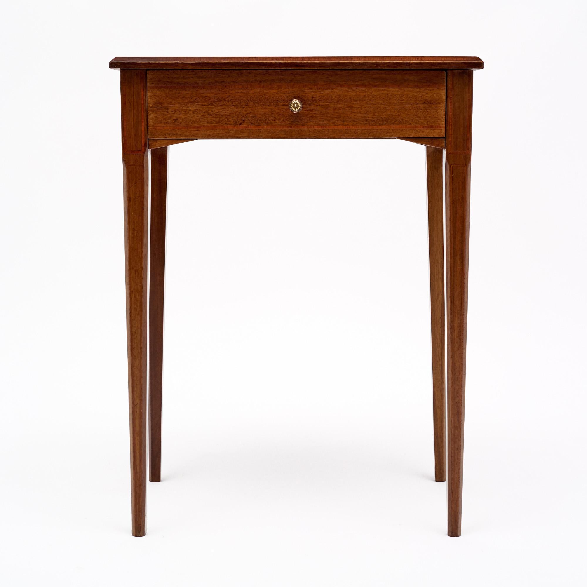 Table d'appoint française Bon état - En vente à Austin, TX