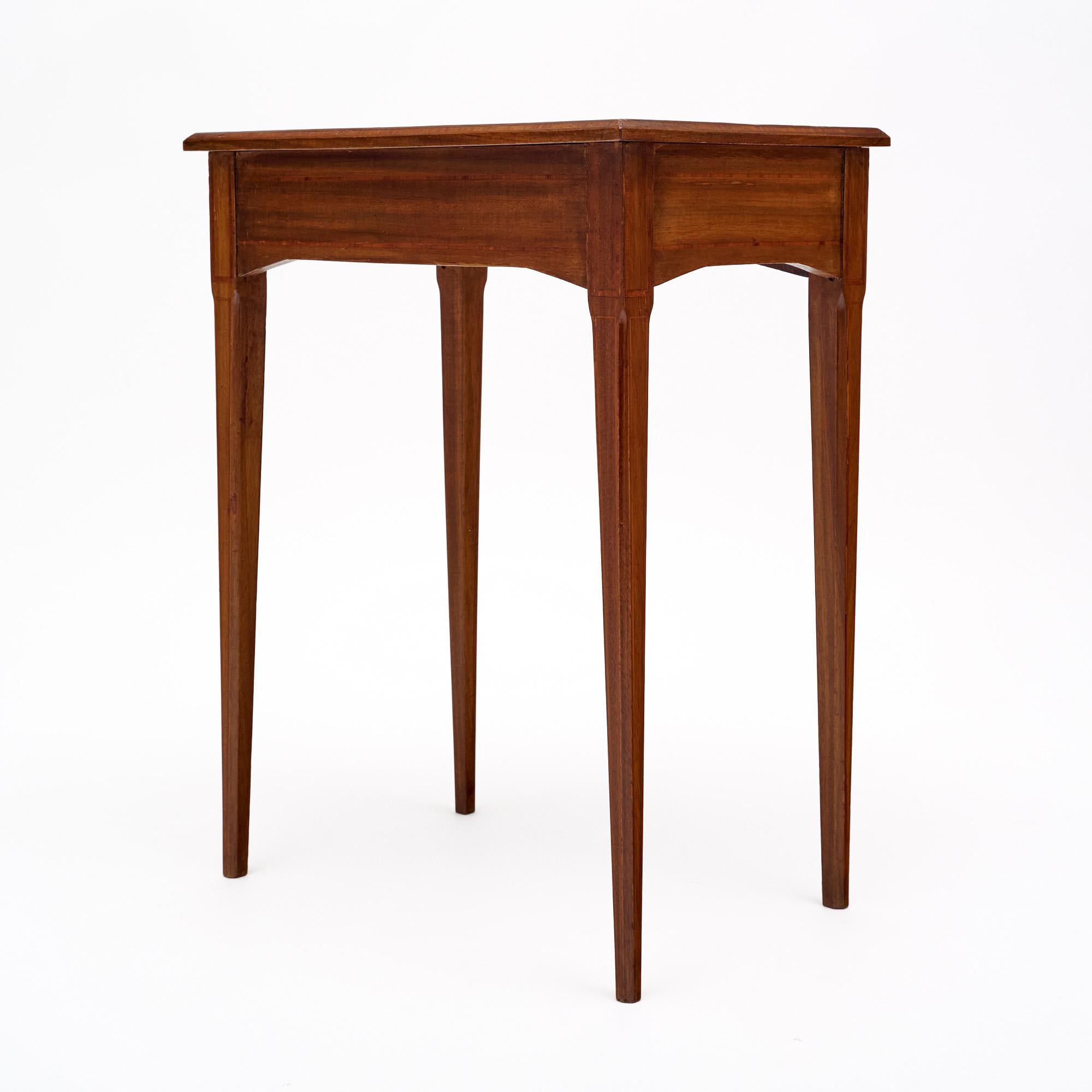 Table d'appoint française en vente 2