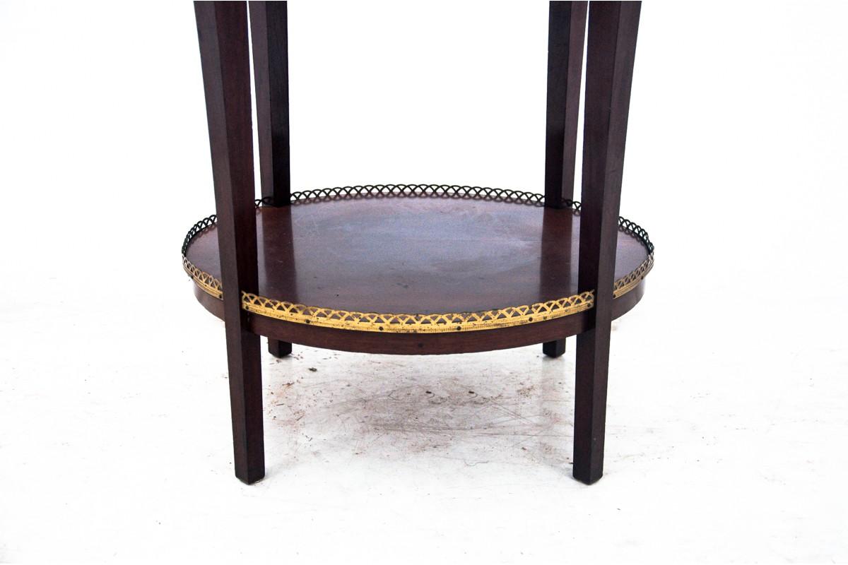 A historic table from the turn of the 19th and 20th centuries.

Dimensions: height 81 cm / diameter 61 cm.