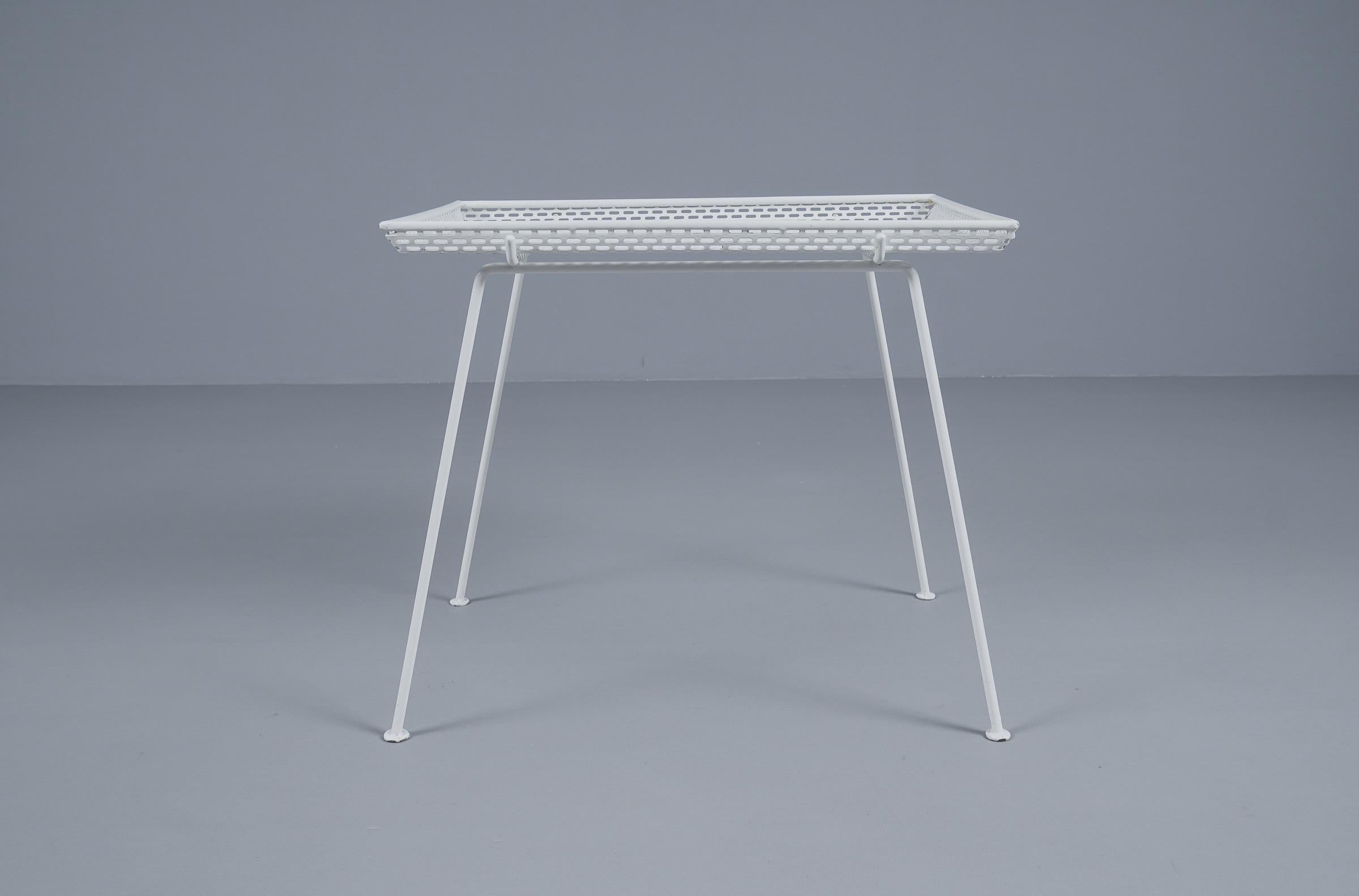 French Side Table in Perforated White Lacquered Metal With Removable Tray, 1950s In Good Condition For Sale In Nürnberg, Bayern