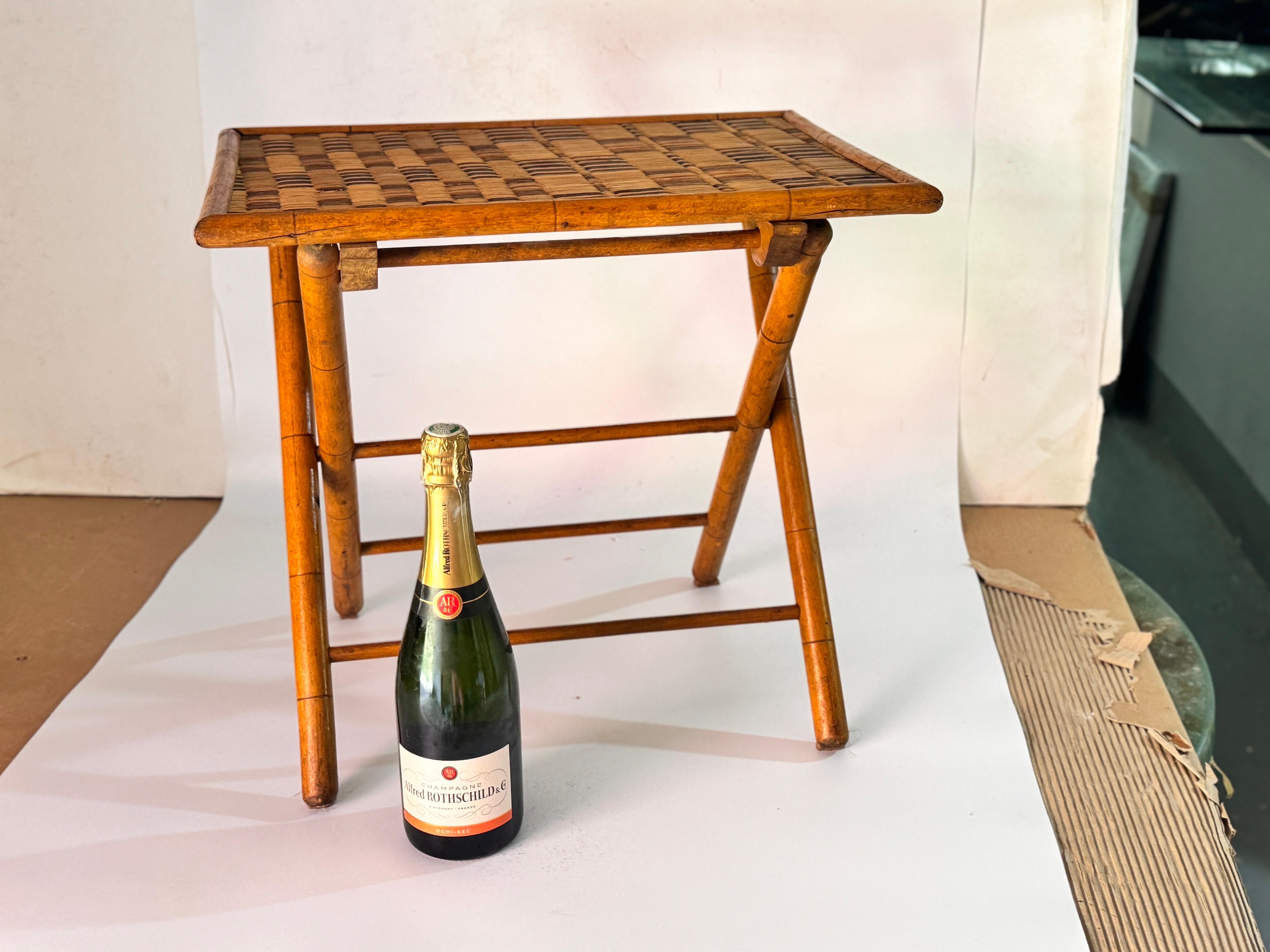 Francese Tavolino francese in rattan e finto bambù colore marrone Francia circa 1960 in vendita