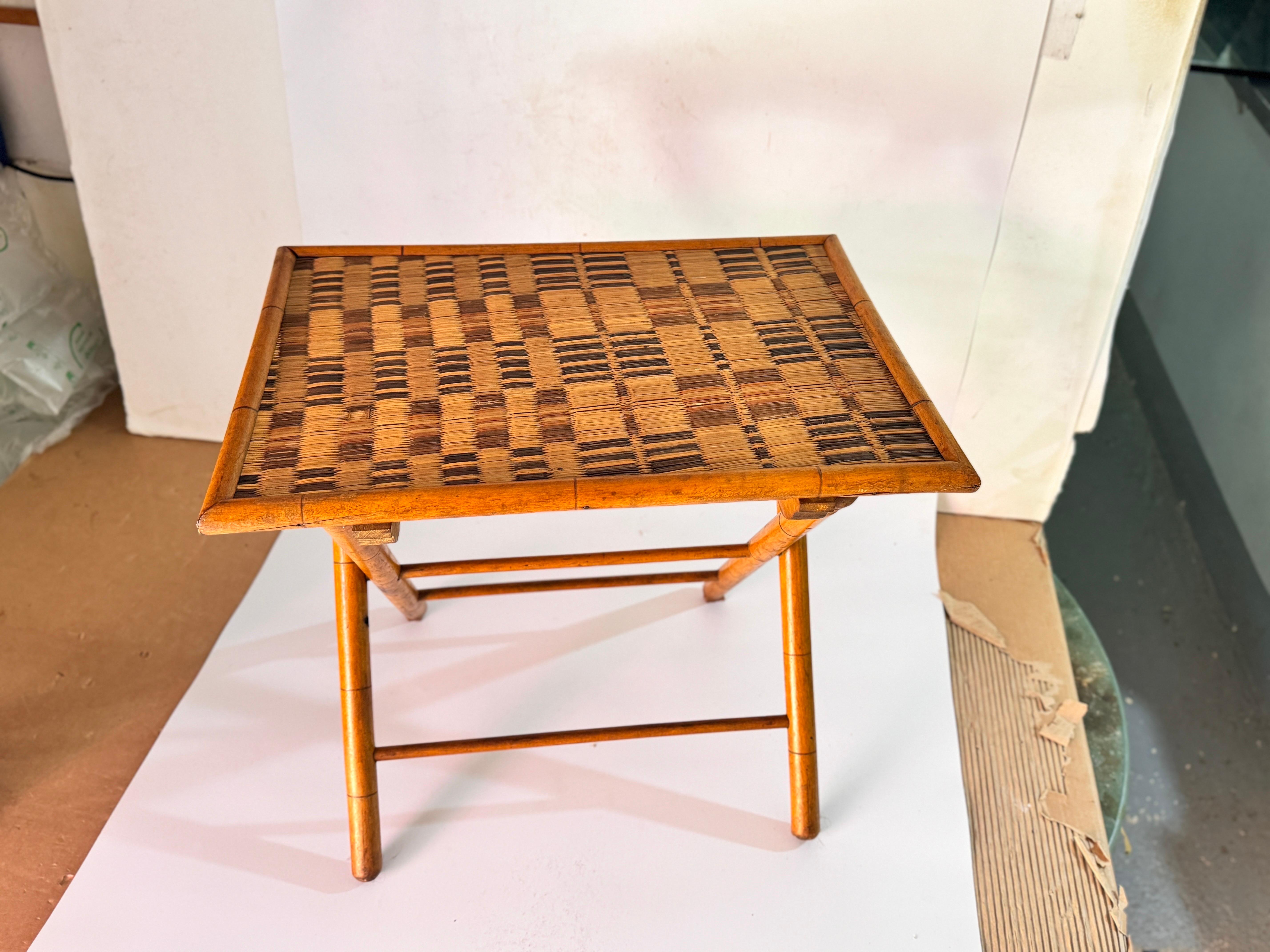 Tavolino francese in rattan e finto bambù colore marrone Francia circa 1960 In condizioni buone in vendita a Auribeau sur Siagne, FR