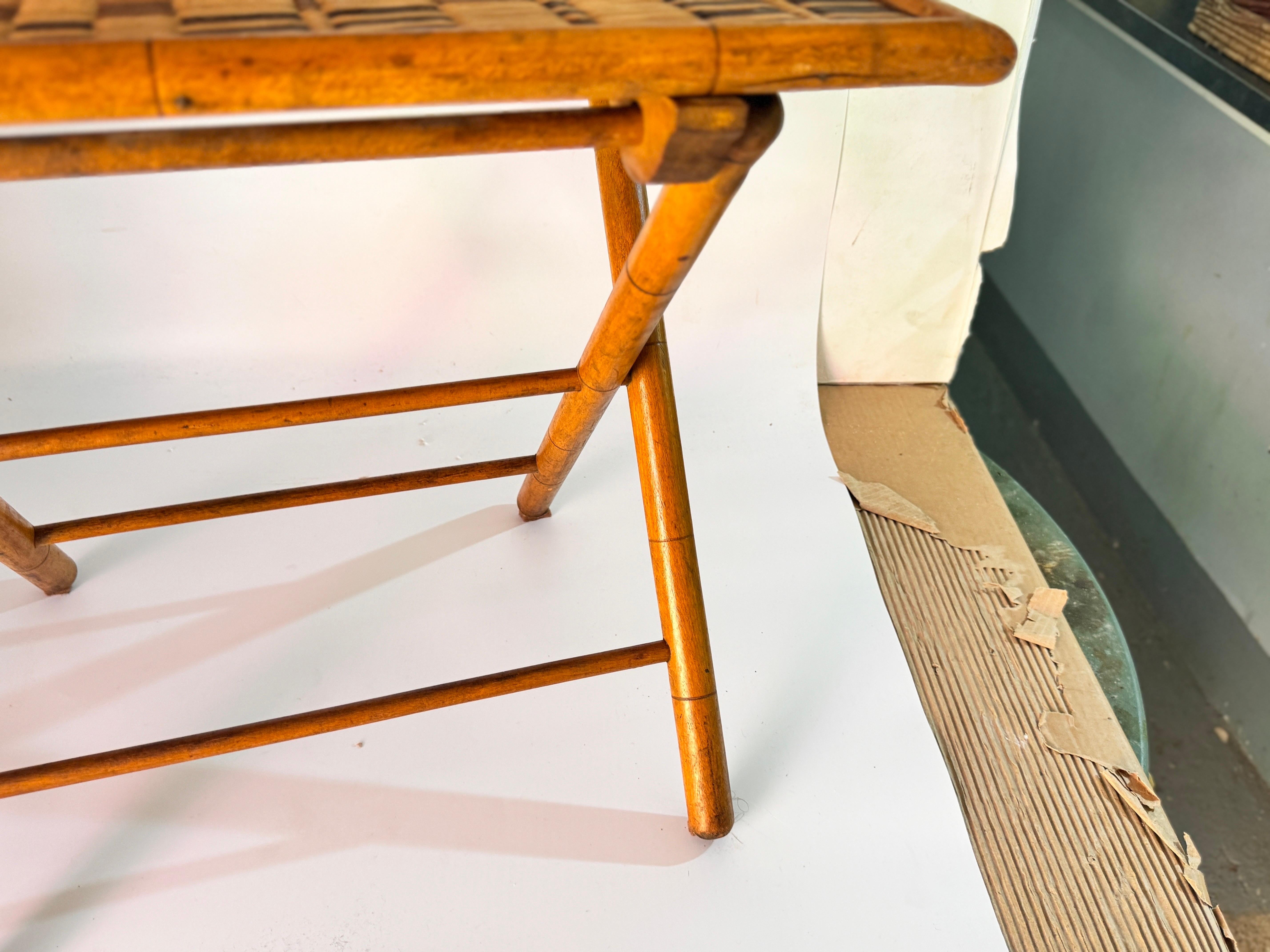 Metà XX secolo Tavolino francese in rattan e finto bambù colore marrone Francia circa 1960 in vendita