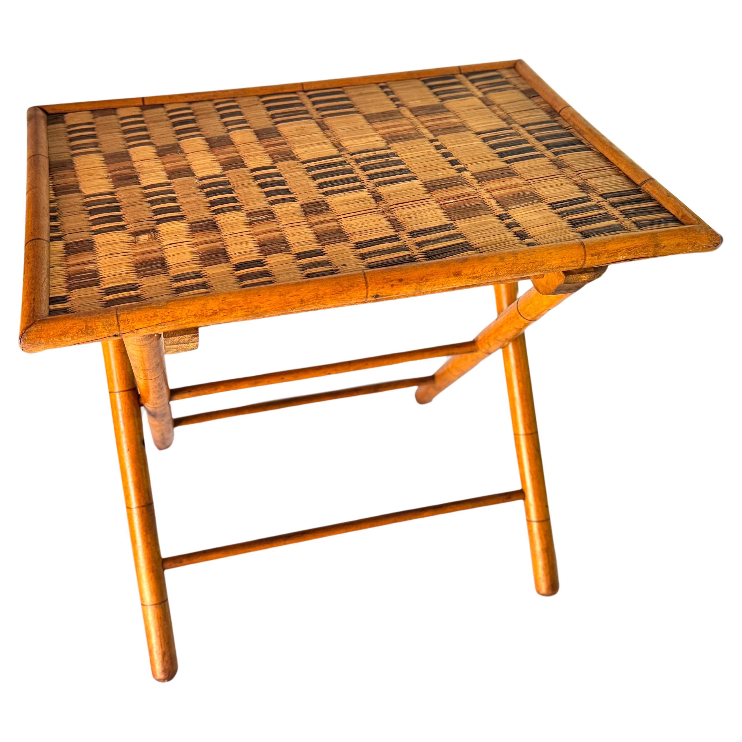 Finto bambù Tavolino francese in rattan e finto bambù colore marrone Francia circa 1960 in vendita