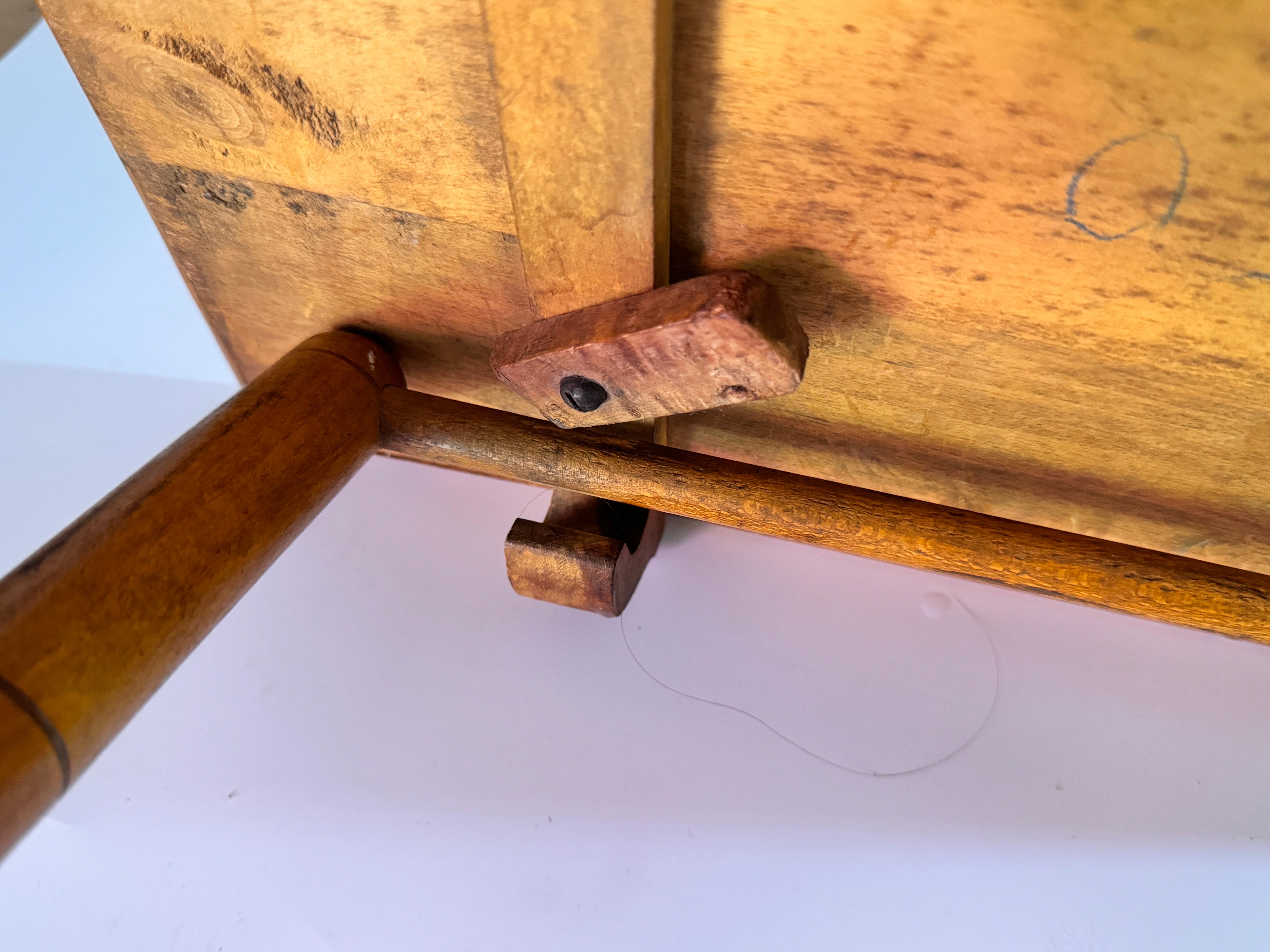 Tavolino francese in rattan e finto bambù colore marrone Francia circa 1960 in vendita 1