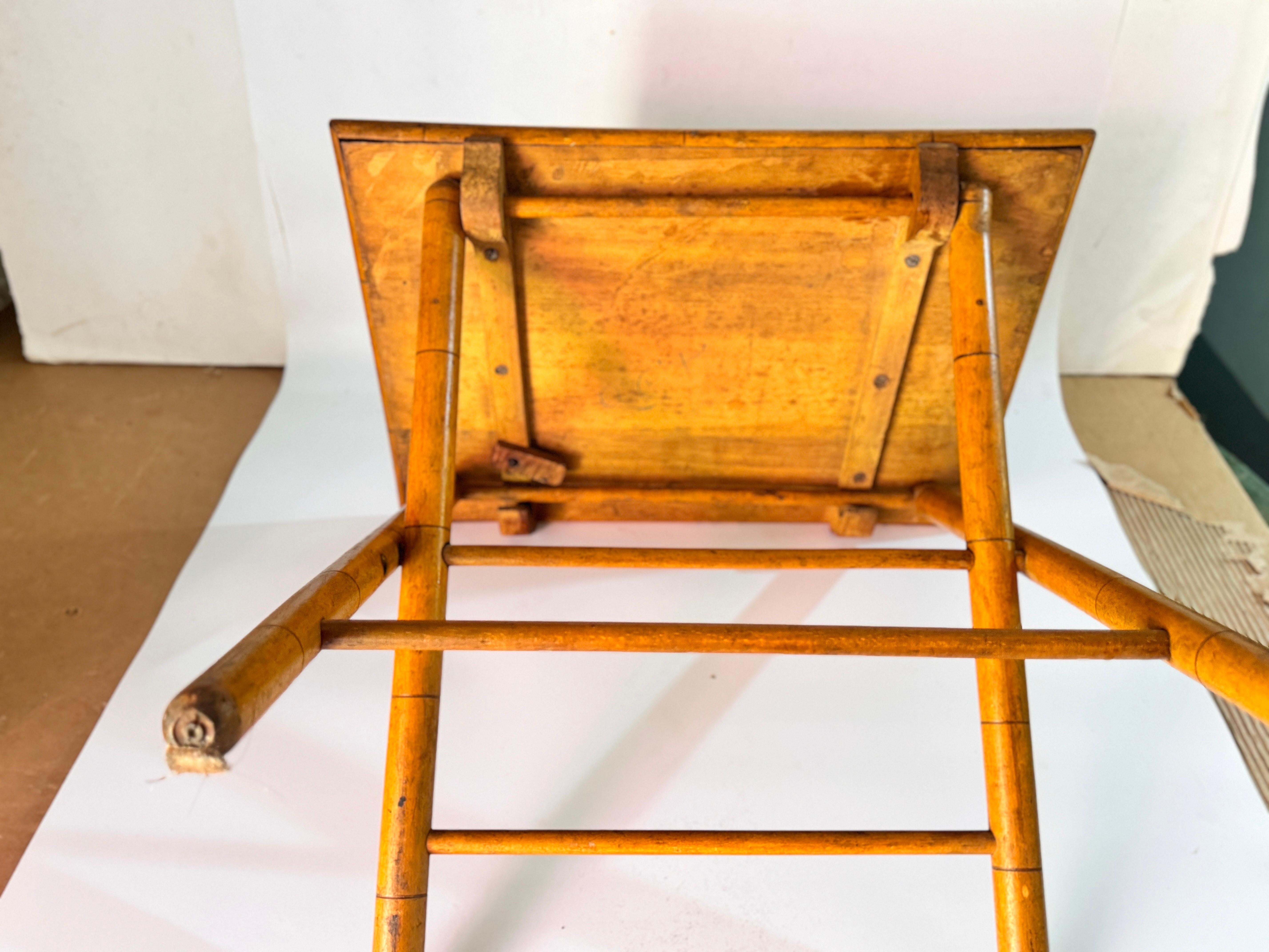 Tavolino francese in rattan e finto bambù colore marrone Francia circa 1960 in vendita 2