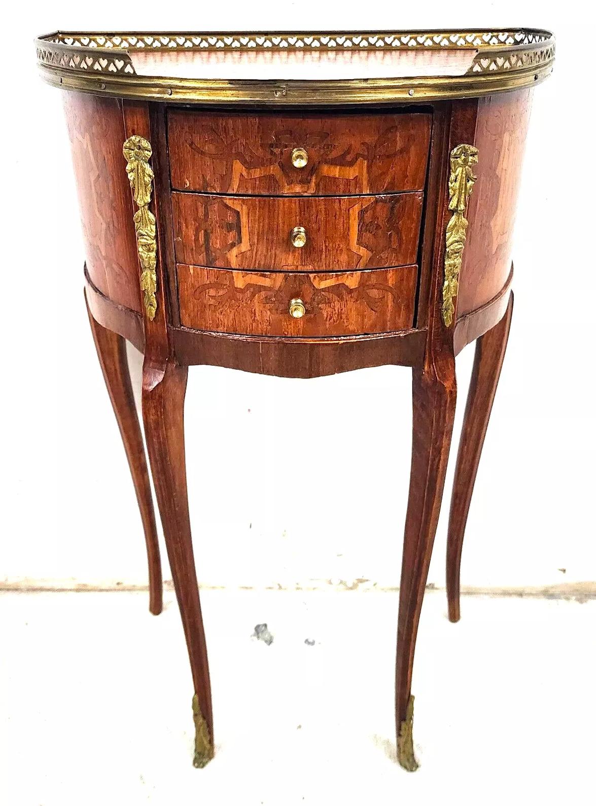French Side Table Louis XV Ormolu Mounts Bon état - En vente à Lake Worth, FL
