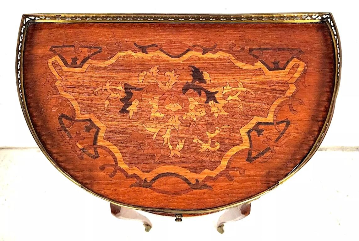 20ième siècle French Side Table Louis XV Ormolu Mounts en vente