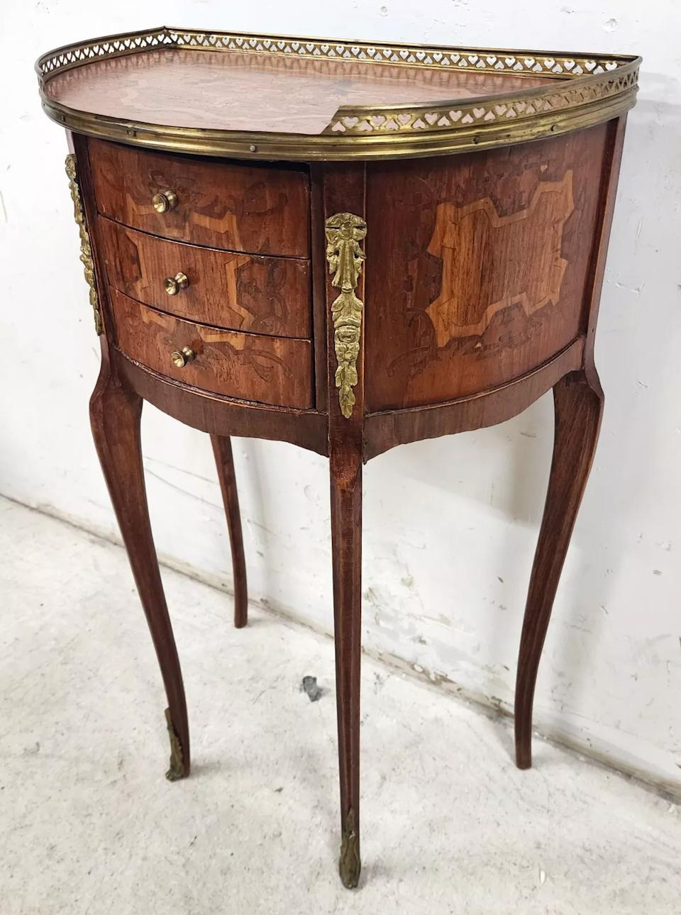 Laiton French Side Table Louis XV Ormolu Mounts en vente