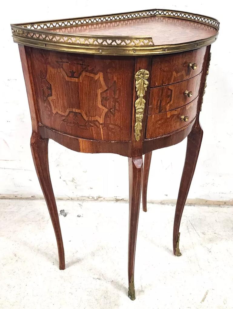 French Side Table Louis XV Ormolu Mounts en vente 1