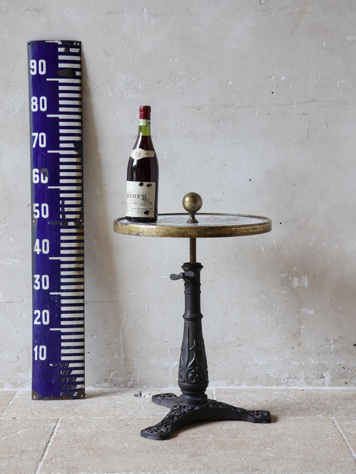 Table d'appoint ou table à cocktail française en fonte avec plateau floral émaillé en vente 5