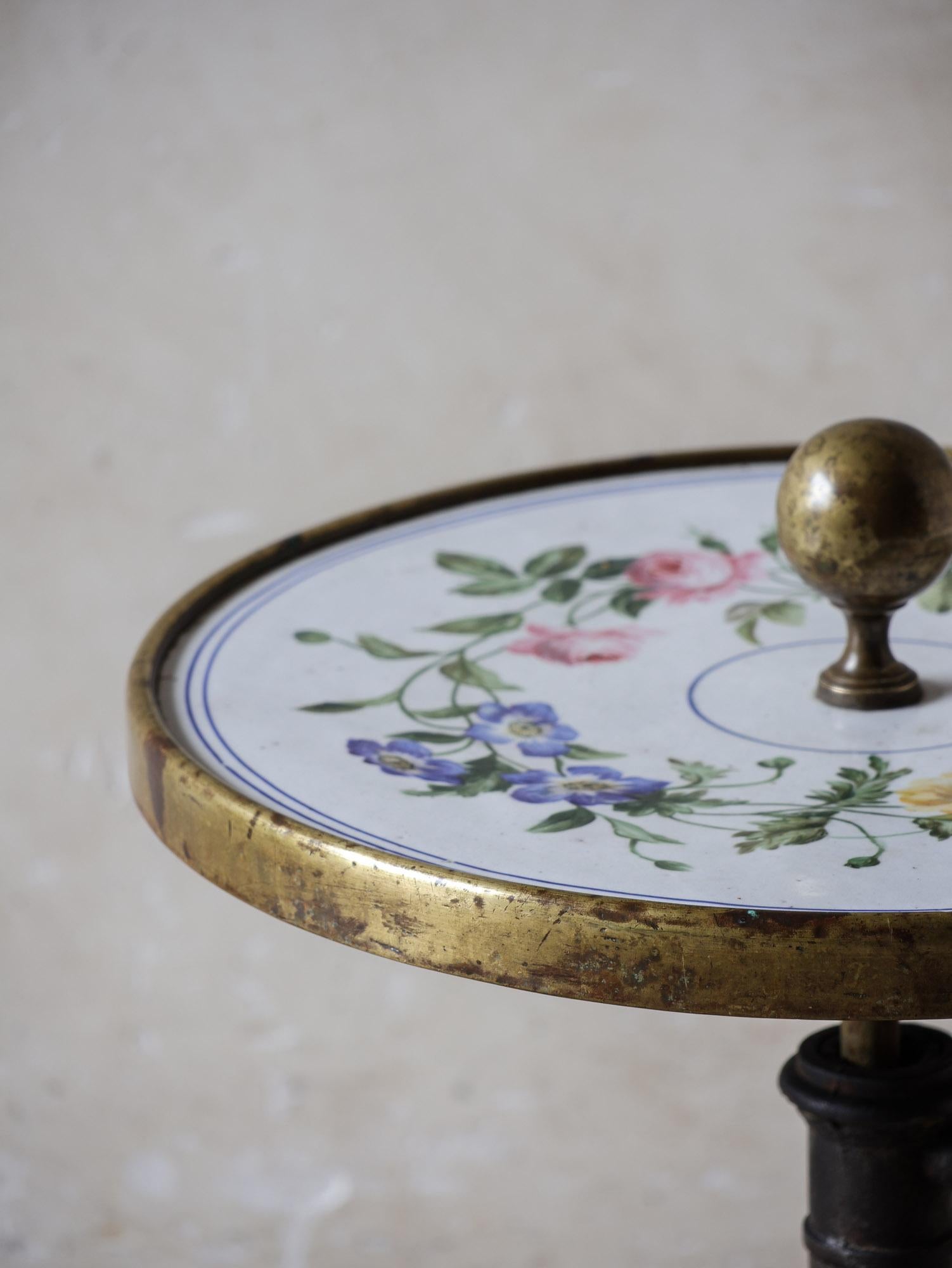 Table d'appoint ou table à cocktail française en fonte avec plateau floral émaillé État moyen - En vente à Baambrugge, NL