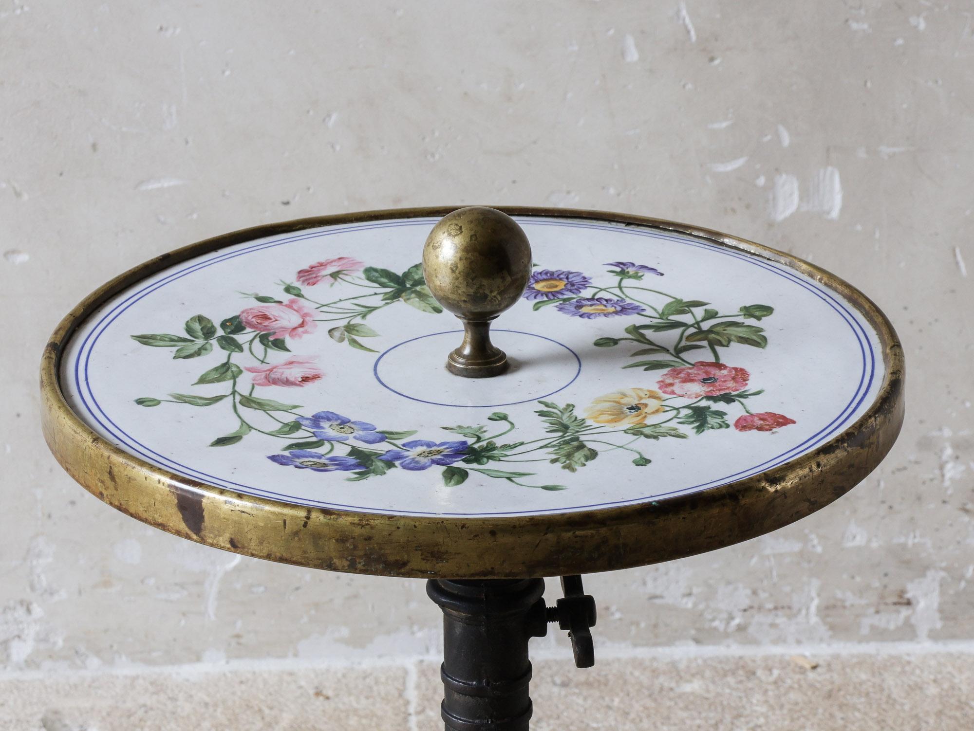 Laiton Table d'appoint ou table à cocktail française en fonte avec plateau floral émaillé en vente