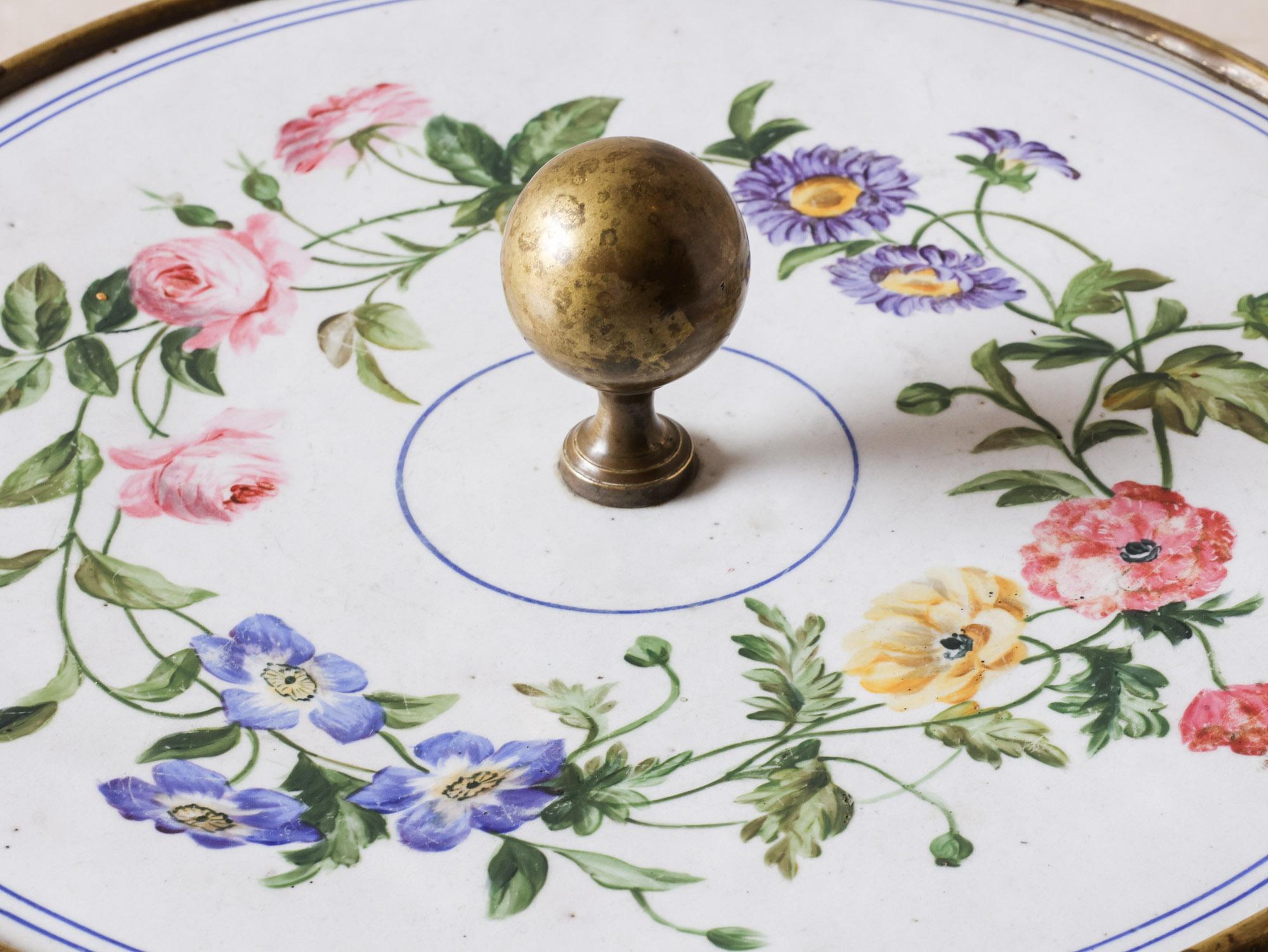 Table d'appoint ou table à cocktail française en fonte avec plateau floral émaillé en vente 2