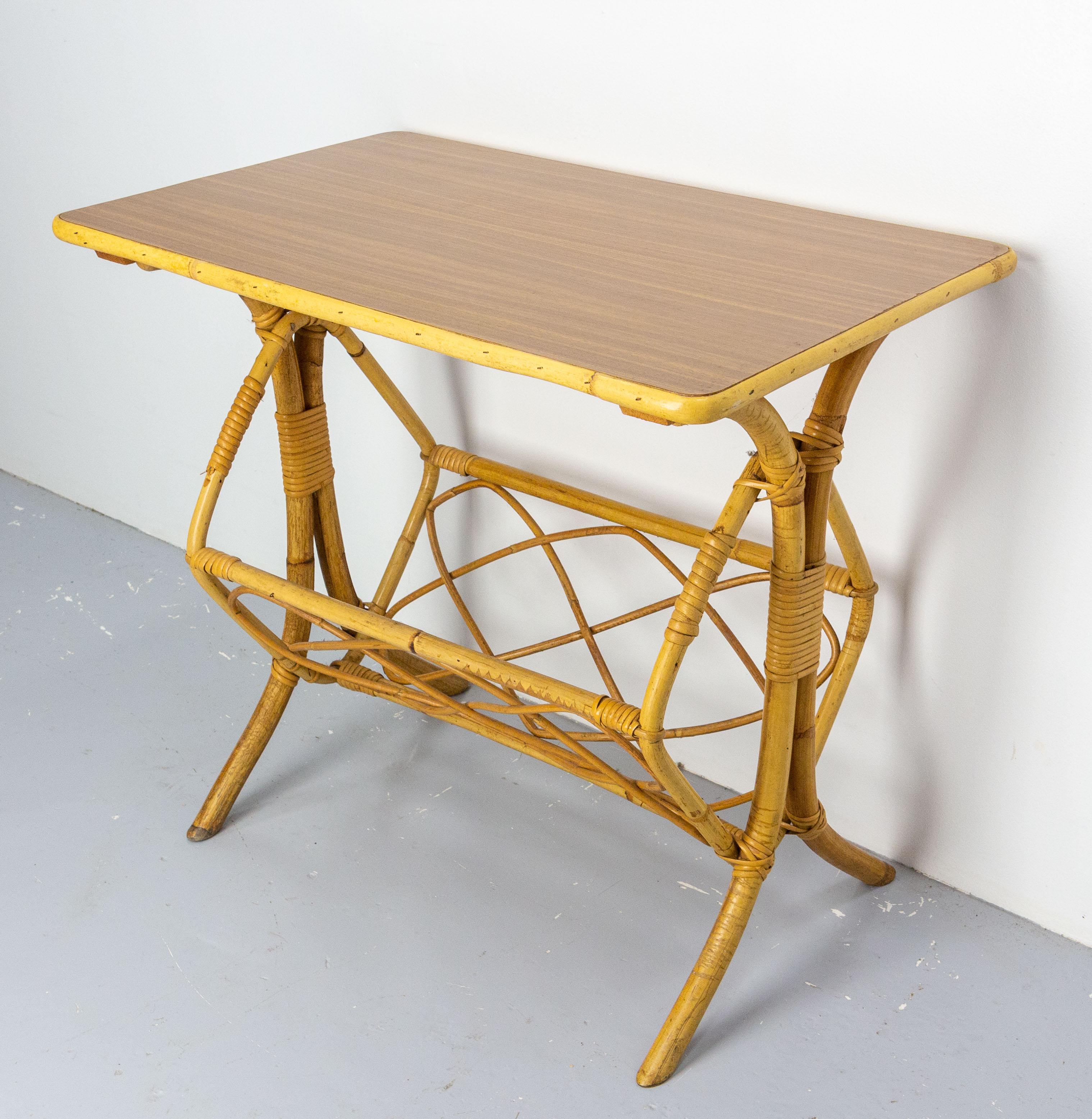 French Side Table Rattan with Magazine Rack, Midcentury In Good Condition For Sale In Labrit, Landes