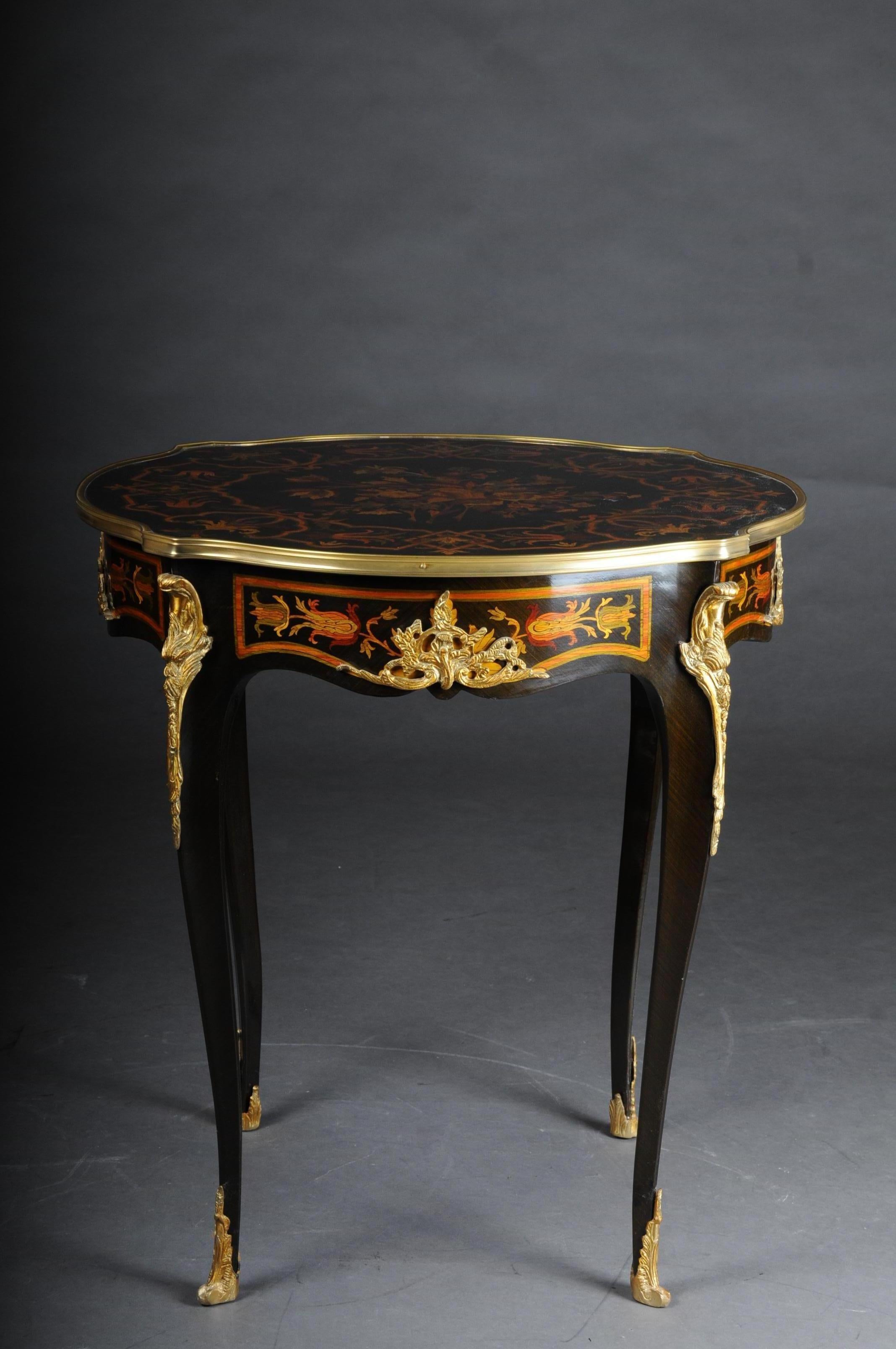 French side table / salon table Napoleon III marquetry

Bois-Satiné veneer, all-round mirror veneer and marquetry on beechwood. Set with finely chased, very decorative, pierced bronze fittings edged. Carcase box on sloping, curly legs ending in