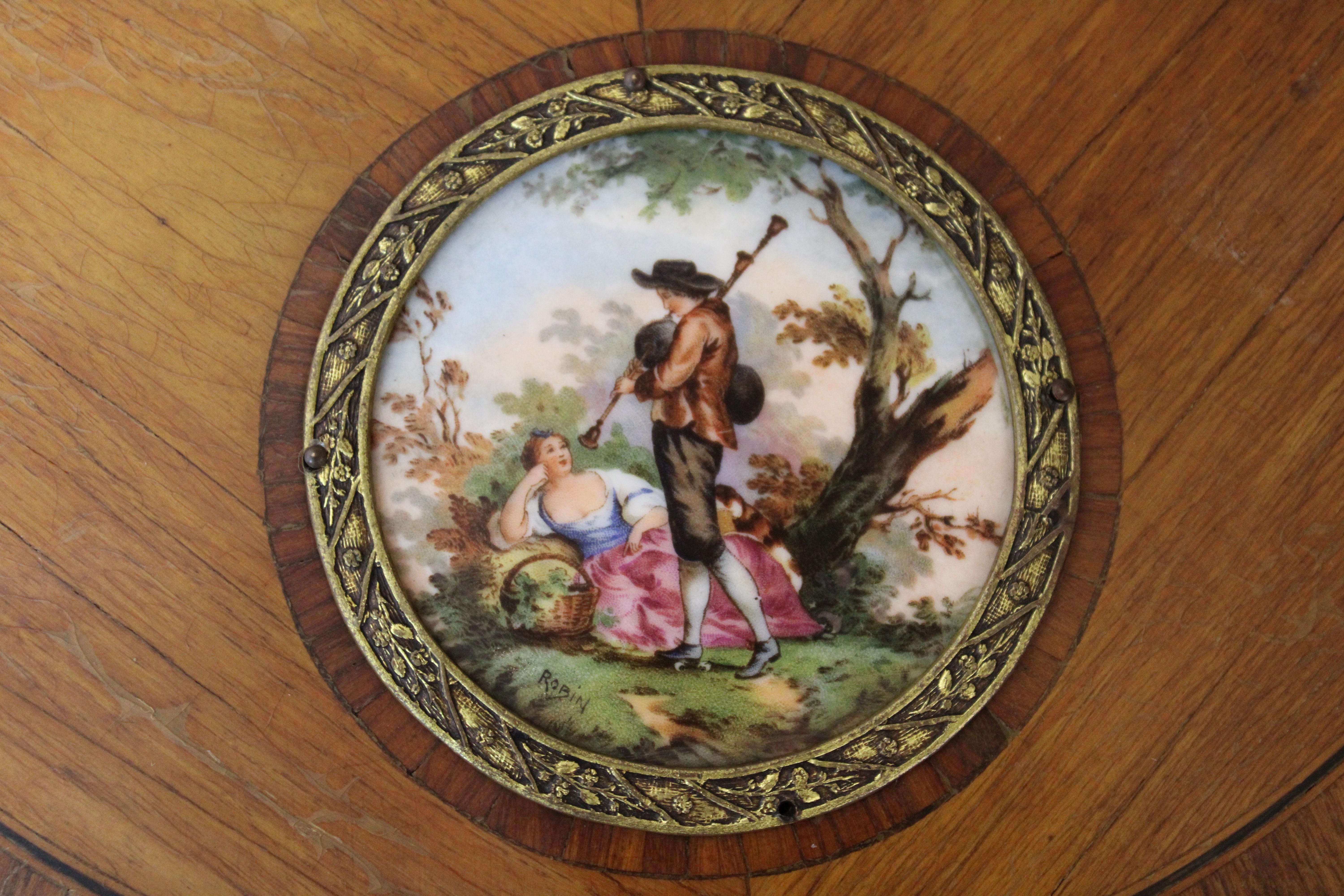 Table d'appoint française avec amours romantiques peints à la main en vente 5