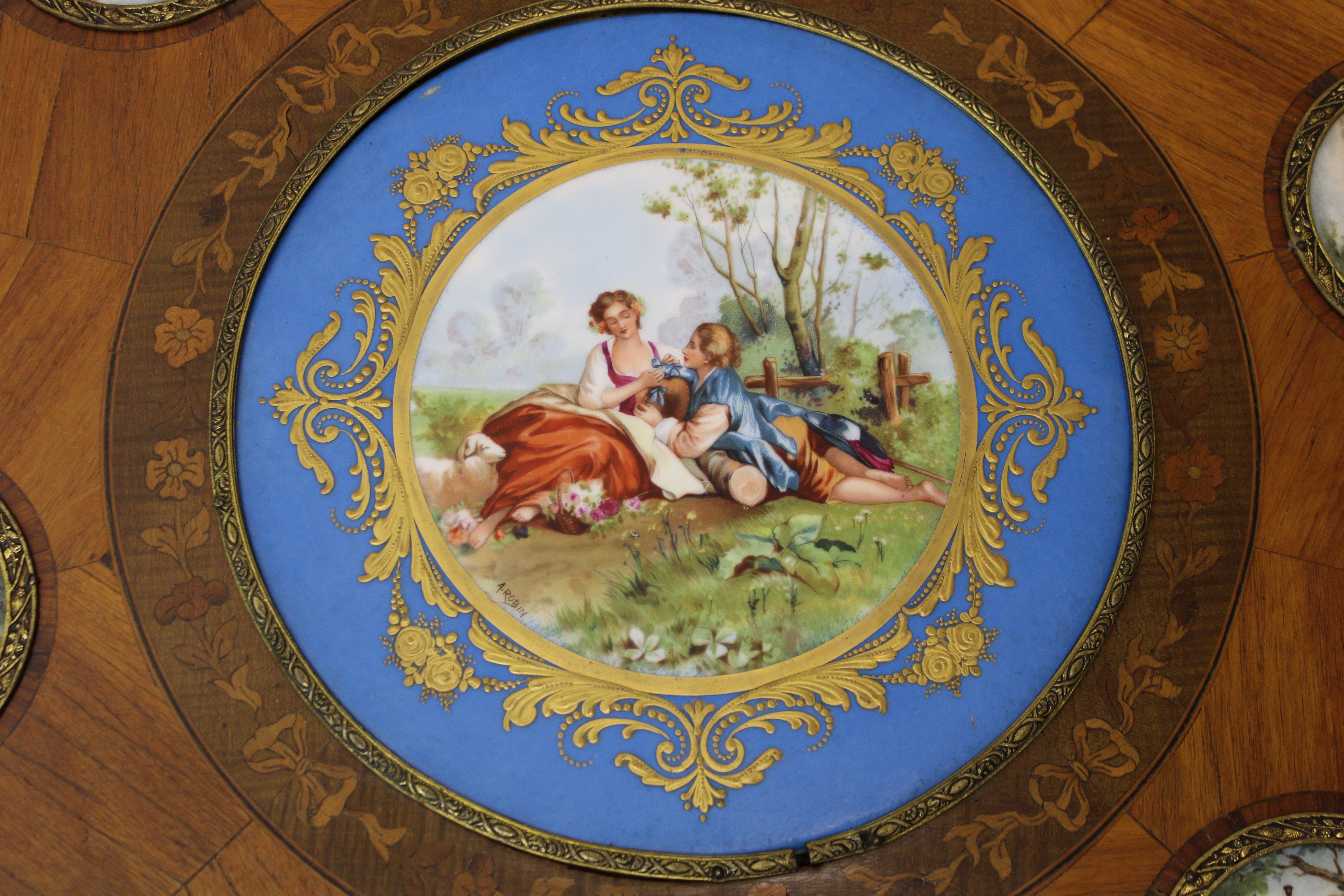 Table d'appoint française avec amours romantiques peints à la main en vente 6