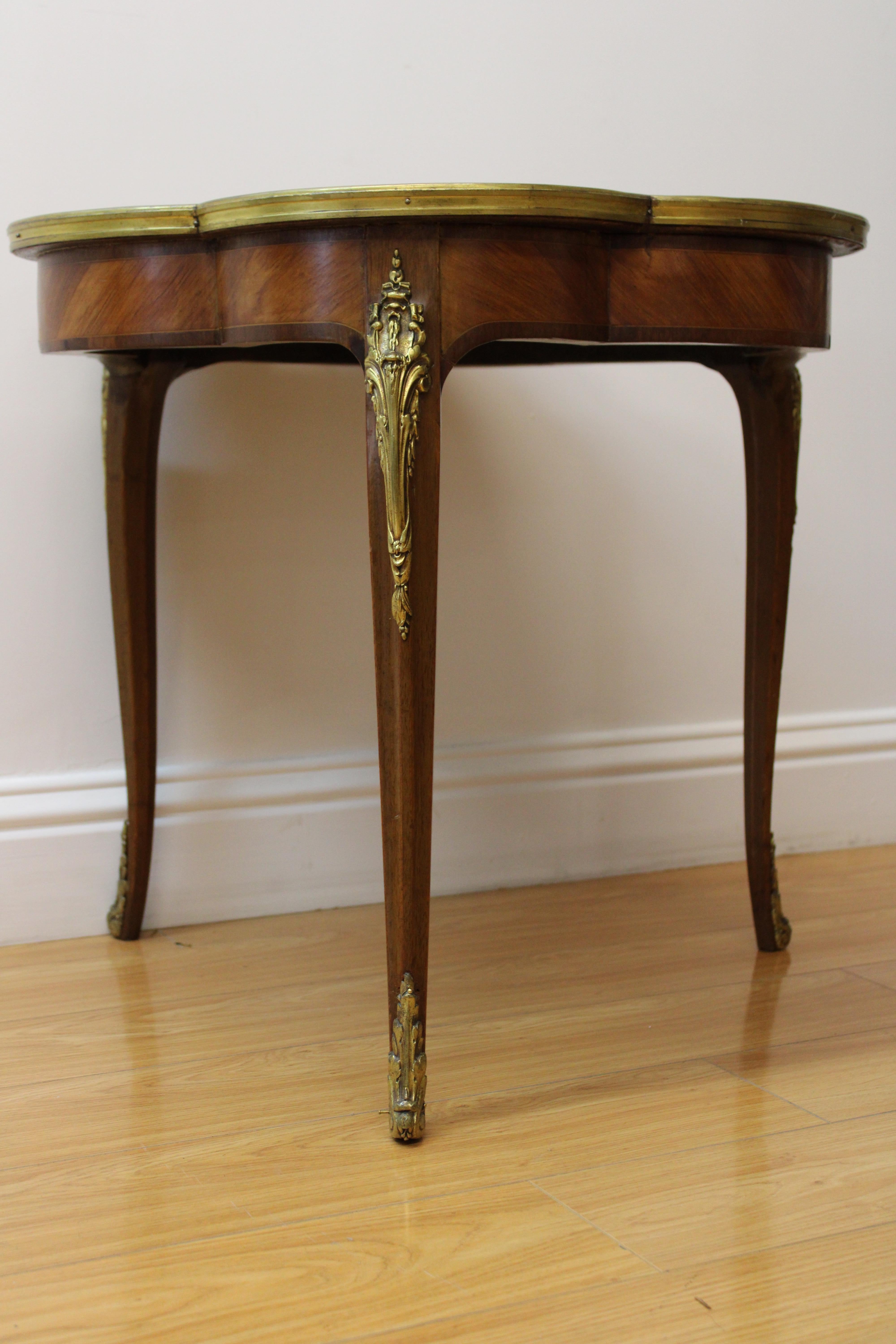 Table d'appoint française avec amours romantiques peints à la main en vente 7