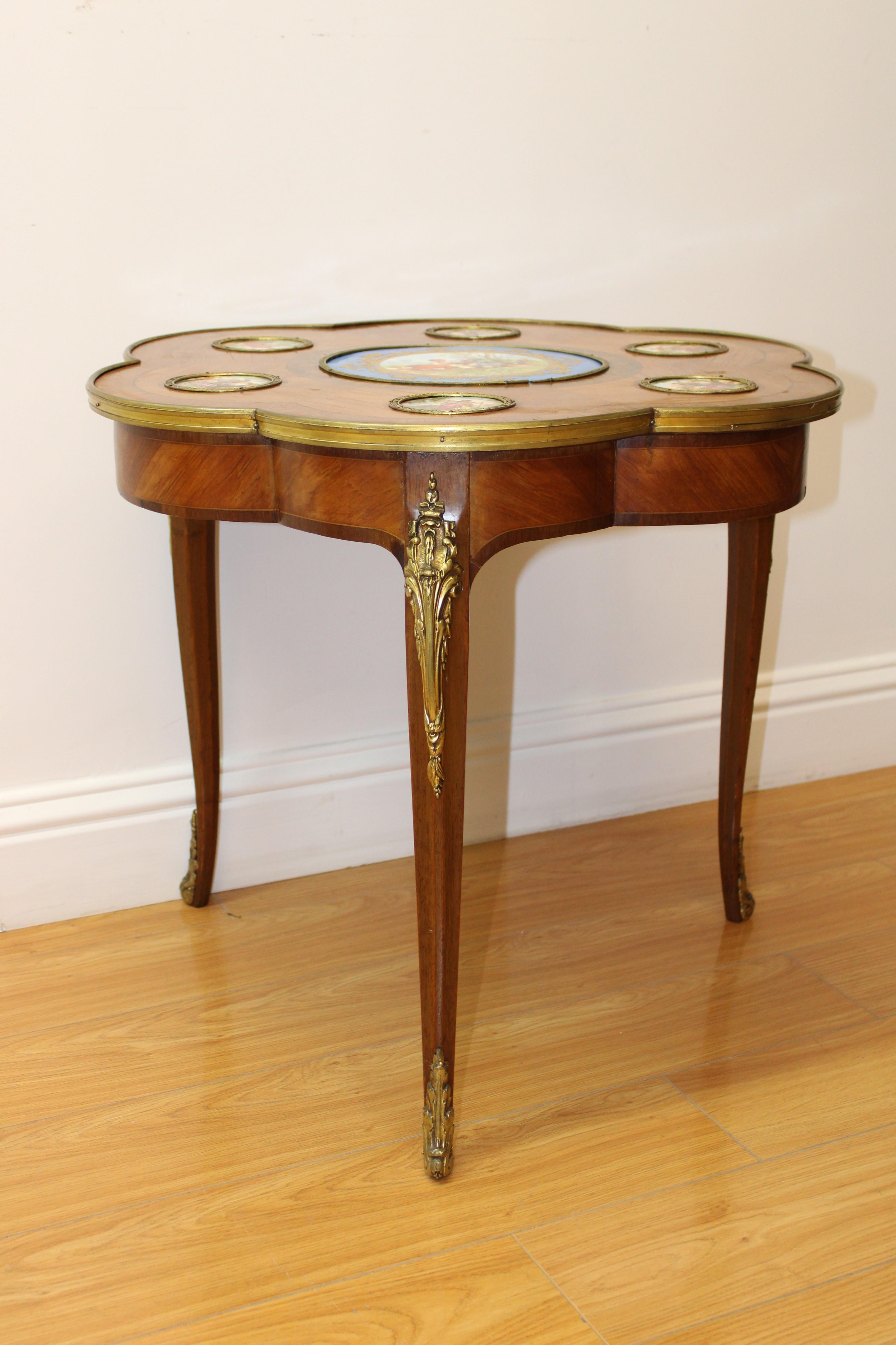 C. fin du 19e siècle - début du 20e siècle

Table d'appoint française avec montures en laiton et plaques de porcelaine incrustées peintes à la main représentant des scènes romantiques d'amoureux.