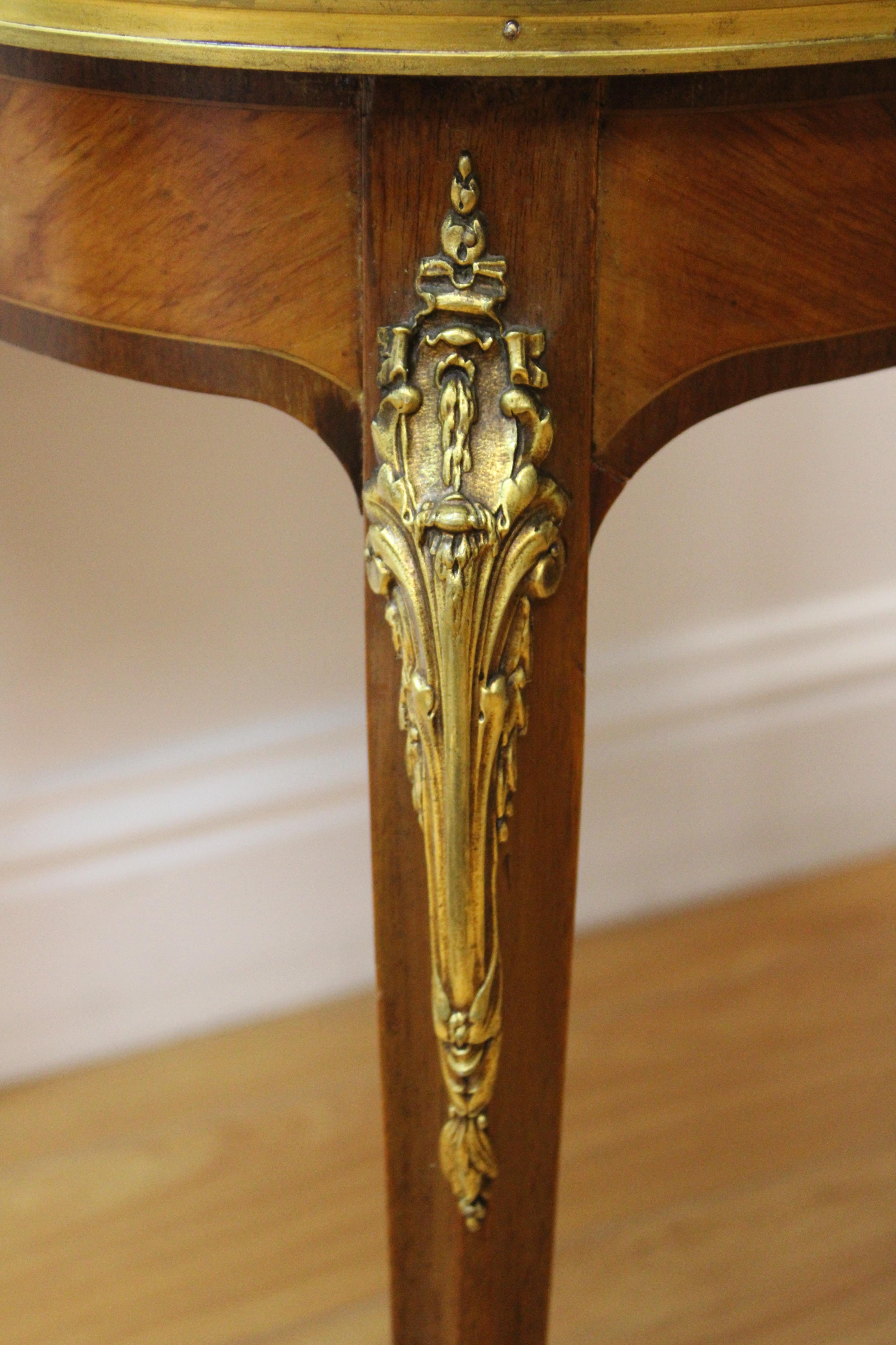Table d'appoint française avec amours romantiques peints à la main Bon état - En vente à San Francisco, CA