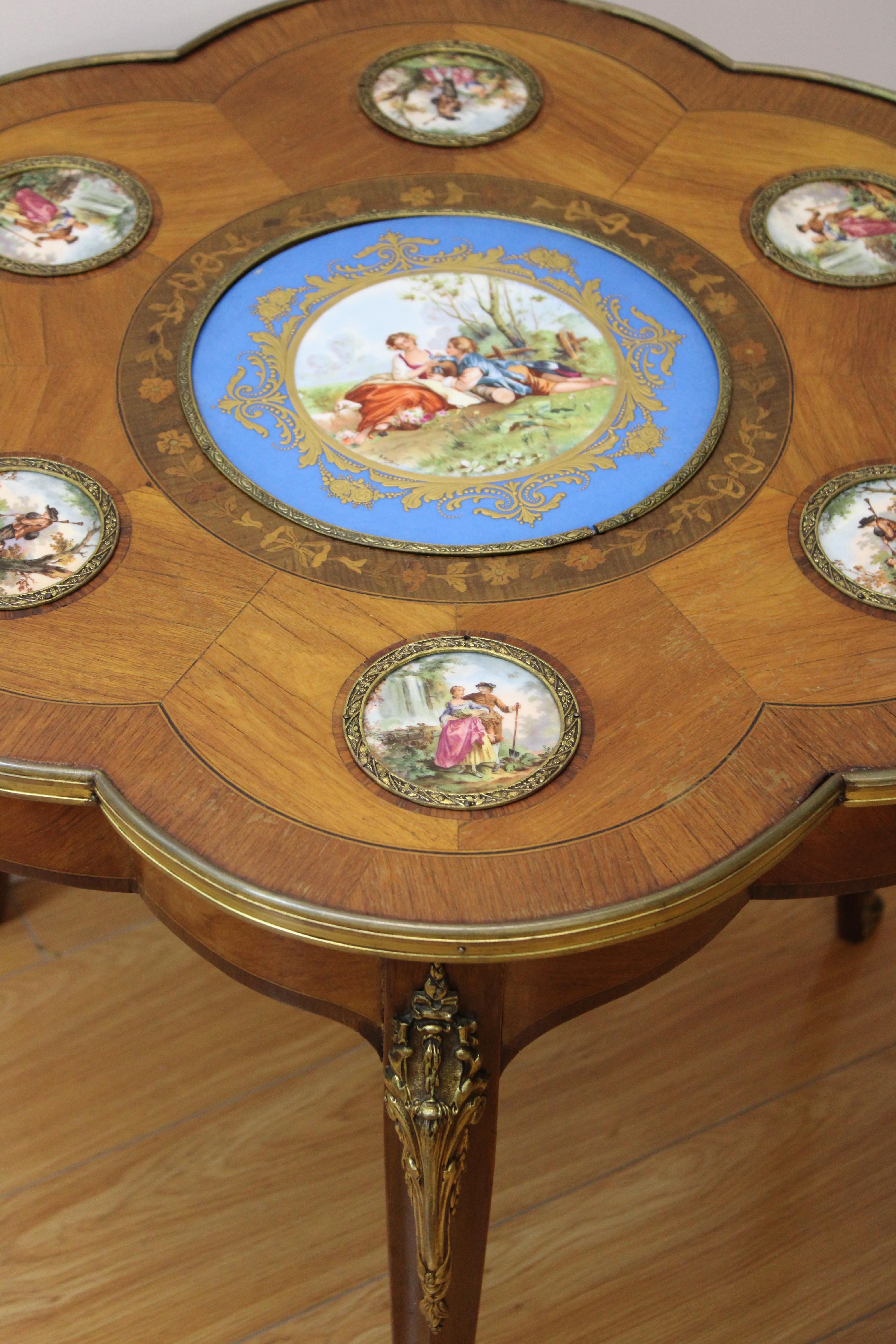 XIXe siècle Table d'appoint française avec amours romantiques peints à la main en vente