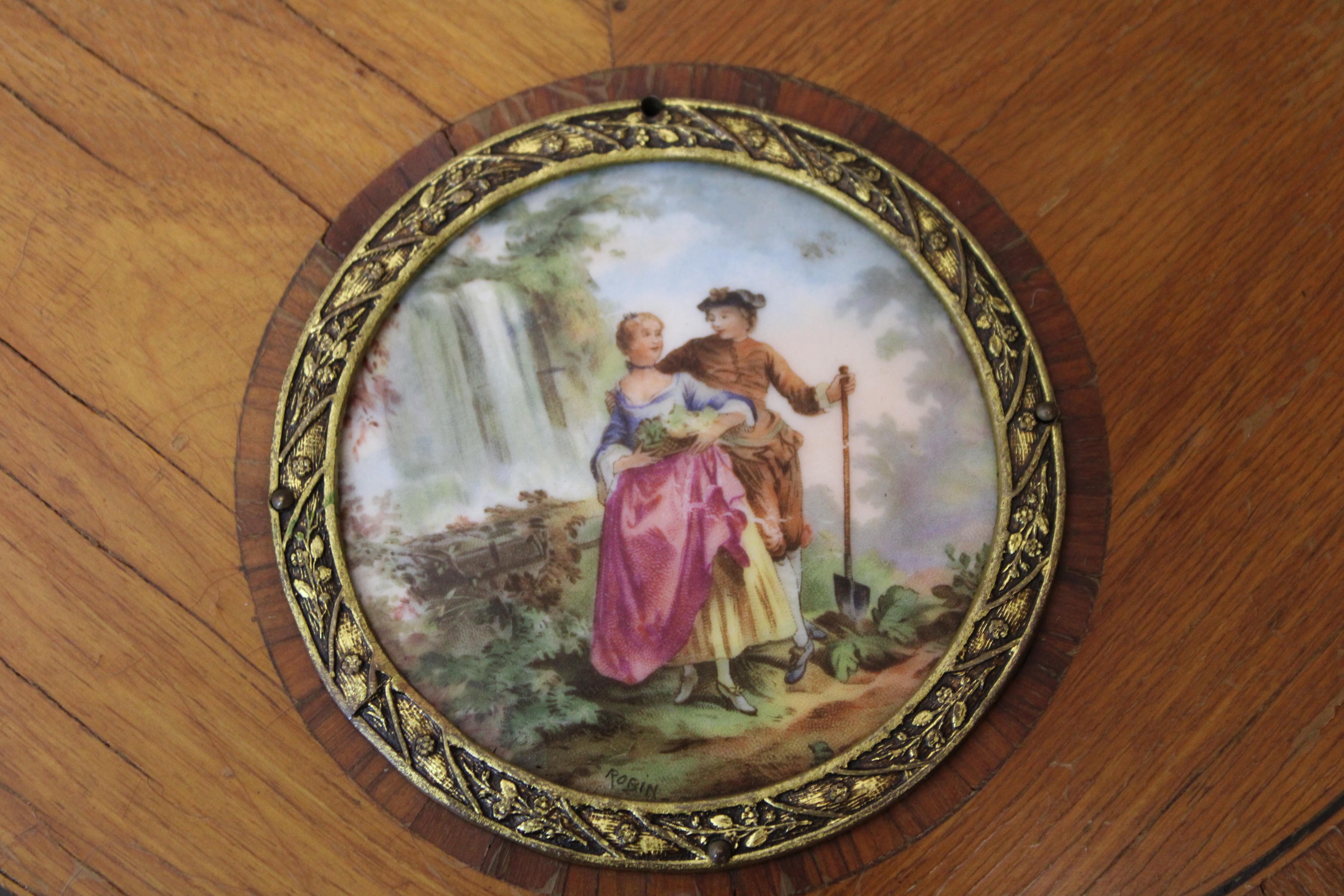 Porcelaine Table d'appoint française avec amours romantiques peints à la main en vente