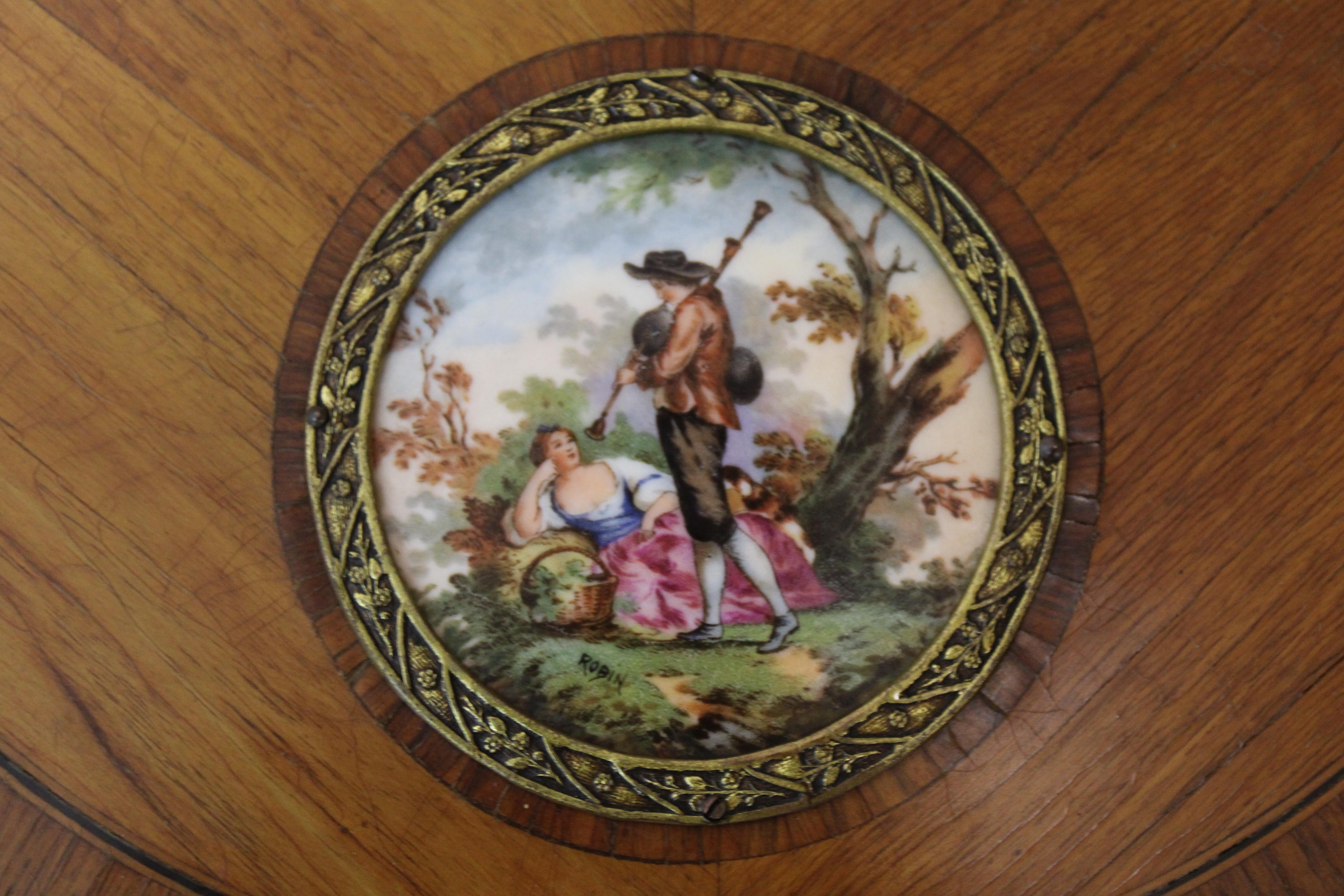Table d'appoint française avec amours romantiques peints à la main en vente 1