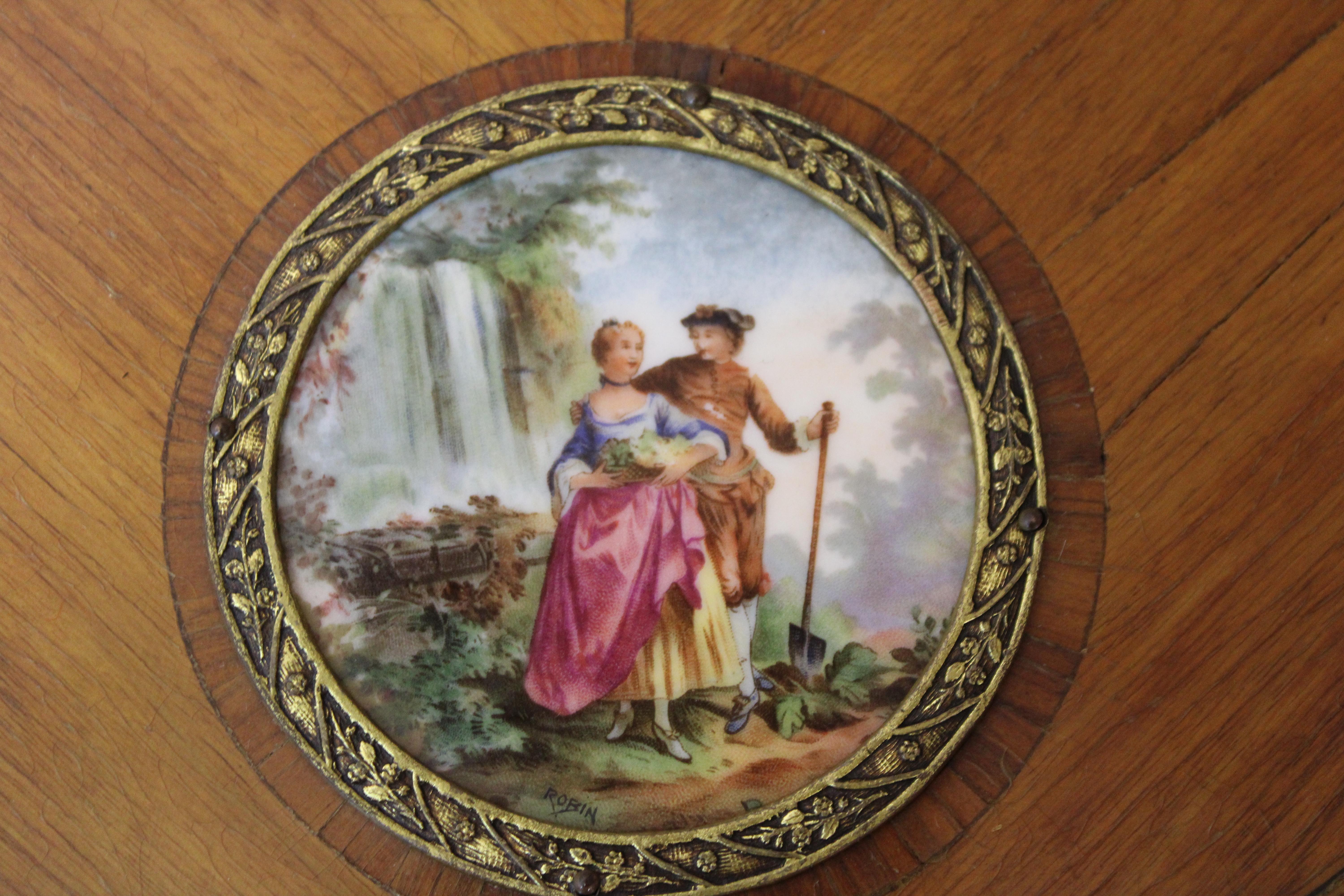 Table d'appoint française avec amours romantiques peints à la main en vente 2