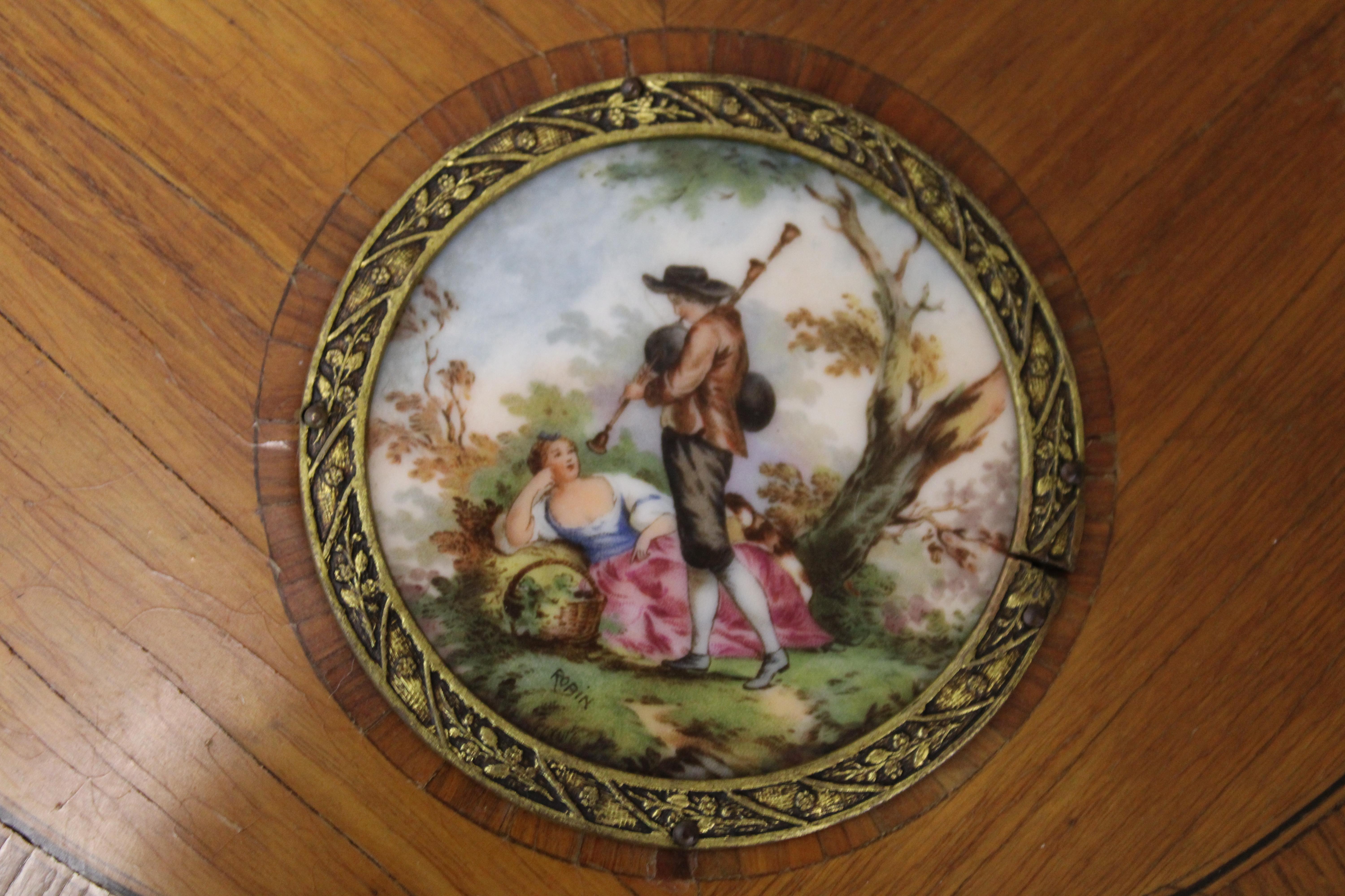 Table d'appoint française avec amours romantiques peints à la main en vente 3