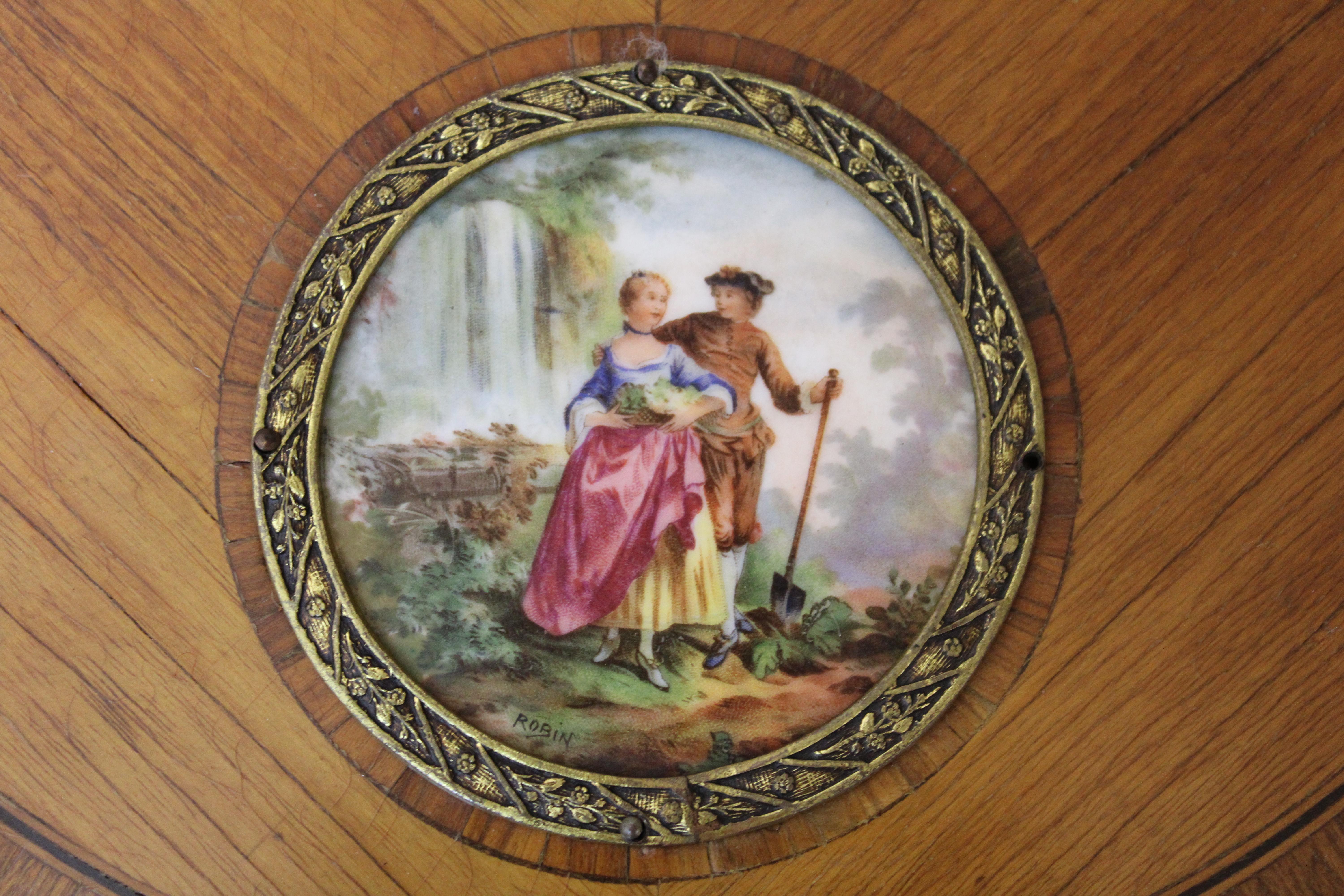 Table d'appoint française avec amours romantiques peints à la main en vente 4