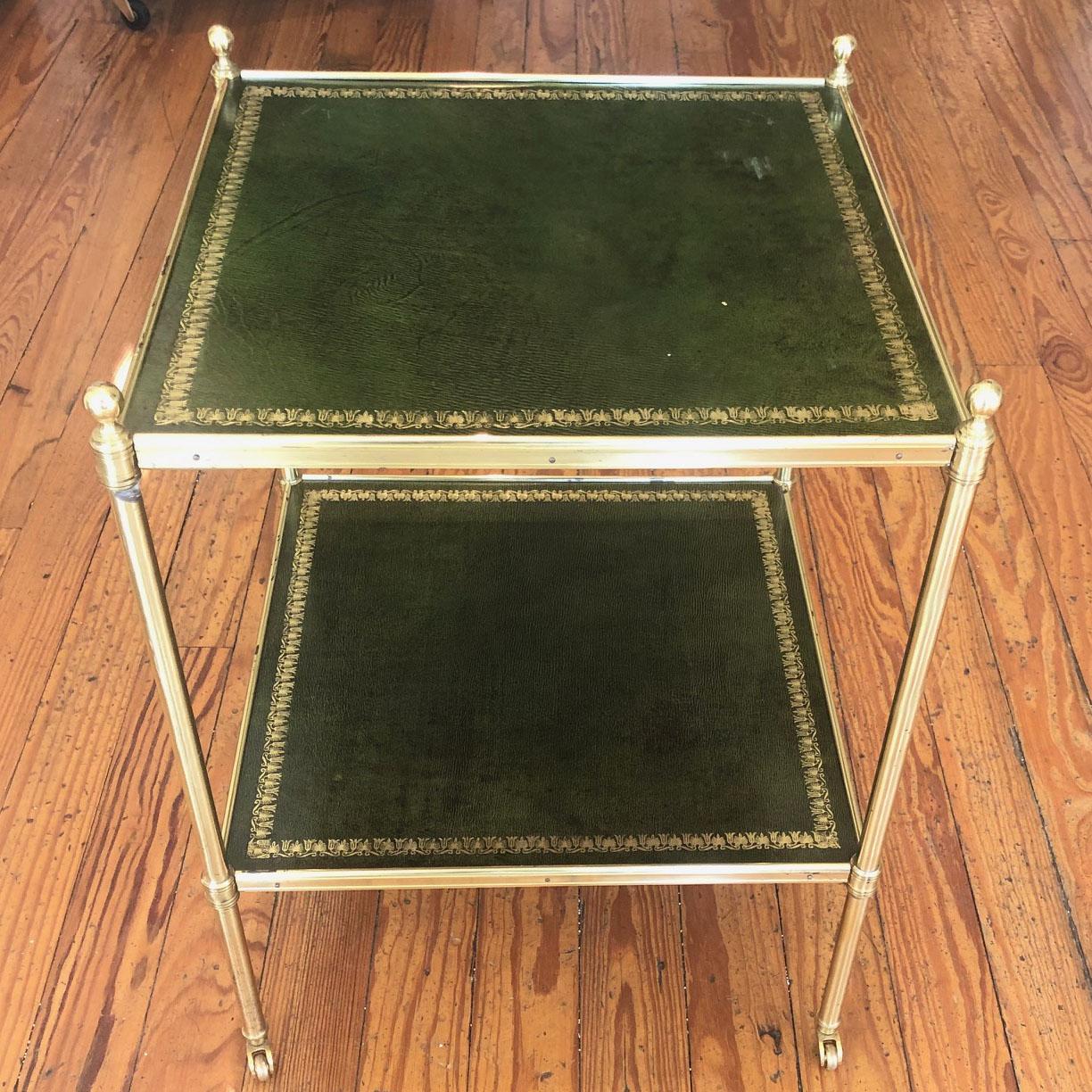 French Side Table with Original Paris Green Leather in the Style of Maison Janse (Mitte des 20. Jahrhunderts)