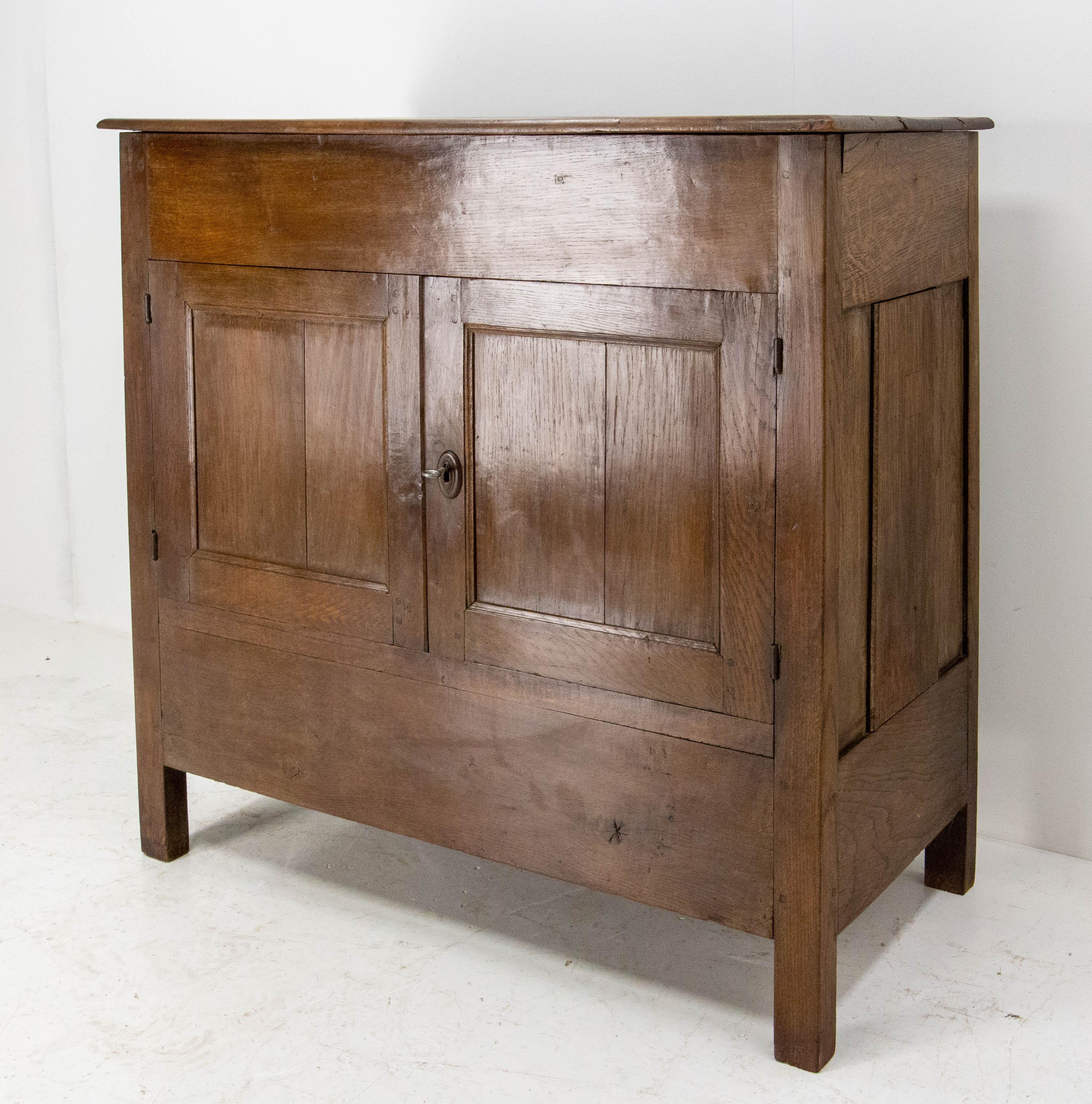 19th mid-century French cabinet buffet
Oak
The top of this buffet was used to separate bran from flour and the cabinet to store the bread.
In good condition 

Shipping:
L 125 P65 H 114.5 75 kg.