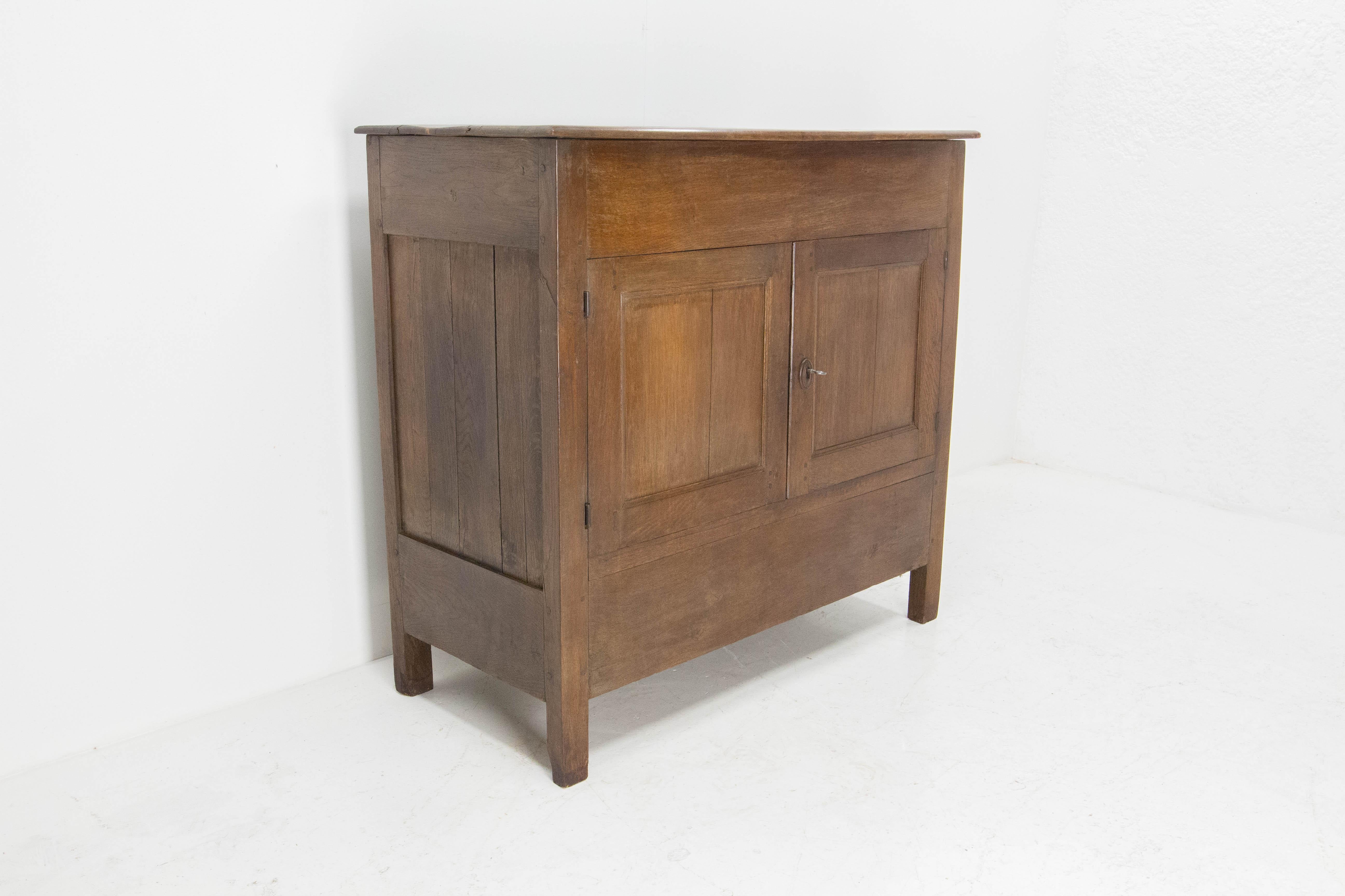 French Sideboard Credenza Provincial Oak Buffet Cabinet, Mid-19th Century In Good Condition In Labrit, Landes