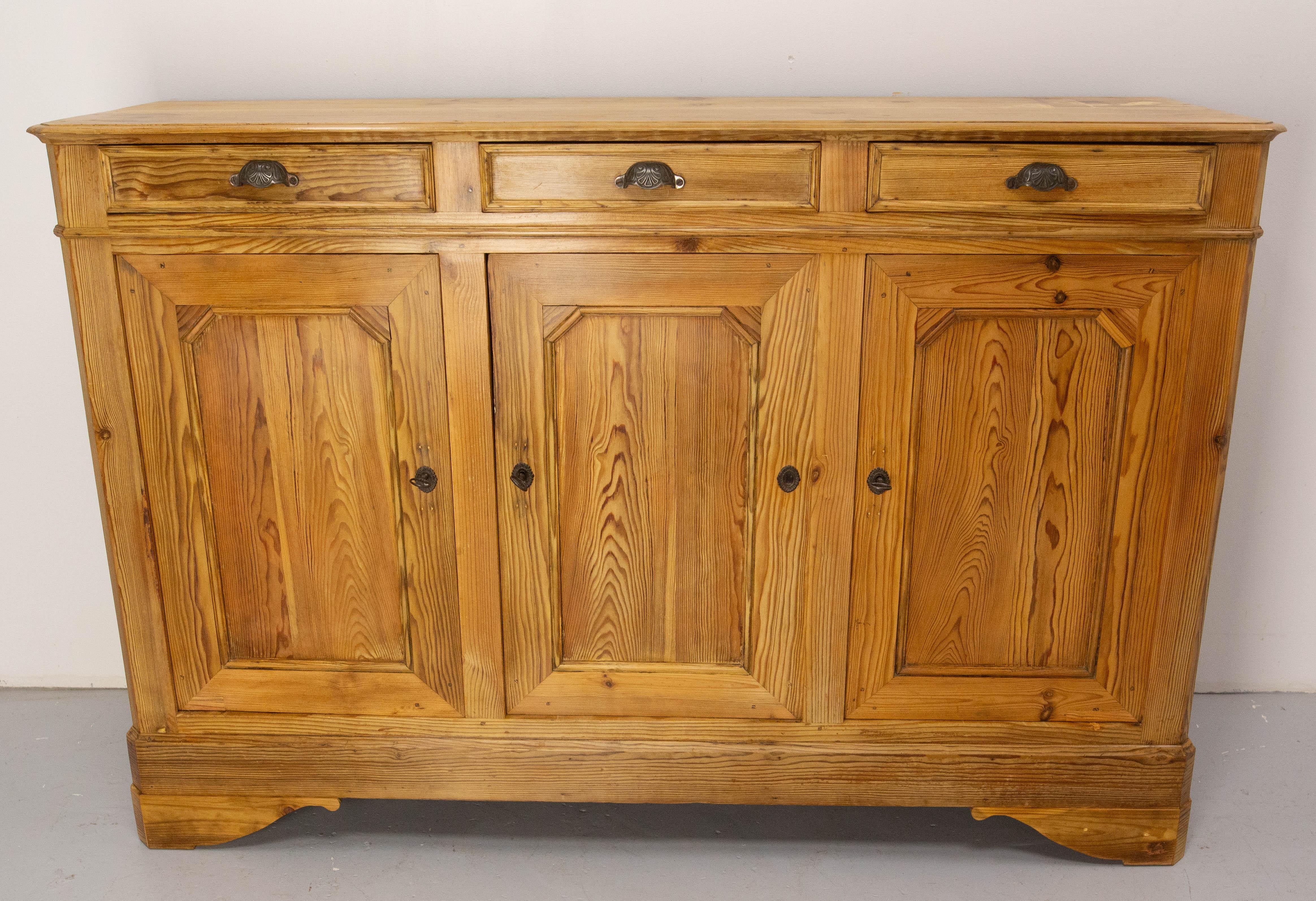 Aparador francés de mediados del siglo XIX. Tres puertas y tres cajones
Pino macizo.
La larguísima vida de este mueble hizo que fuera sometido a una restauración que le ha devuelto todo su encanto original.
Se han cambiado algunas piezas, incluidas
