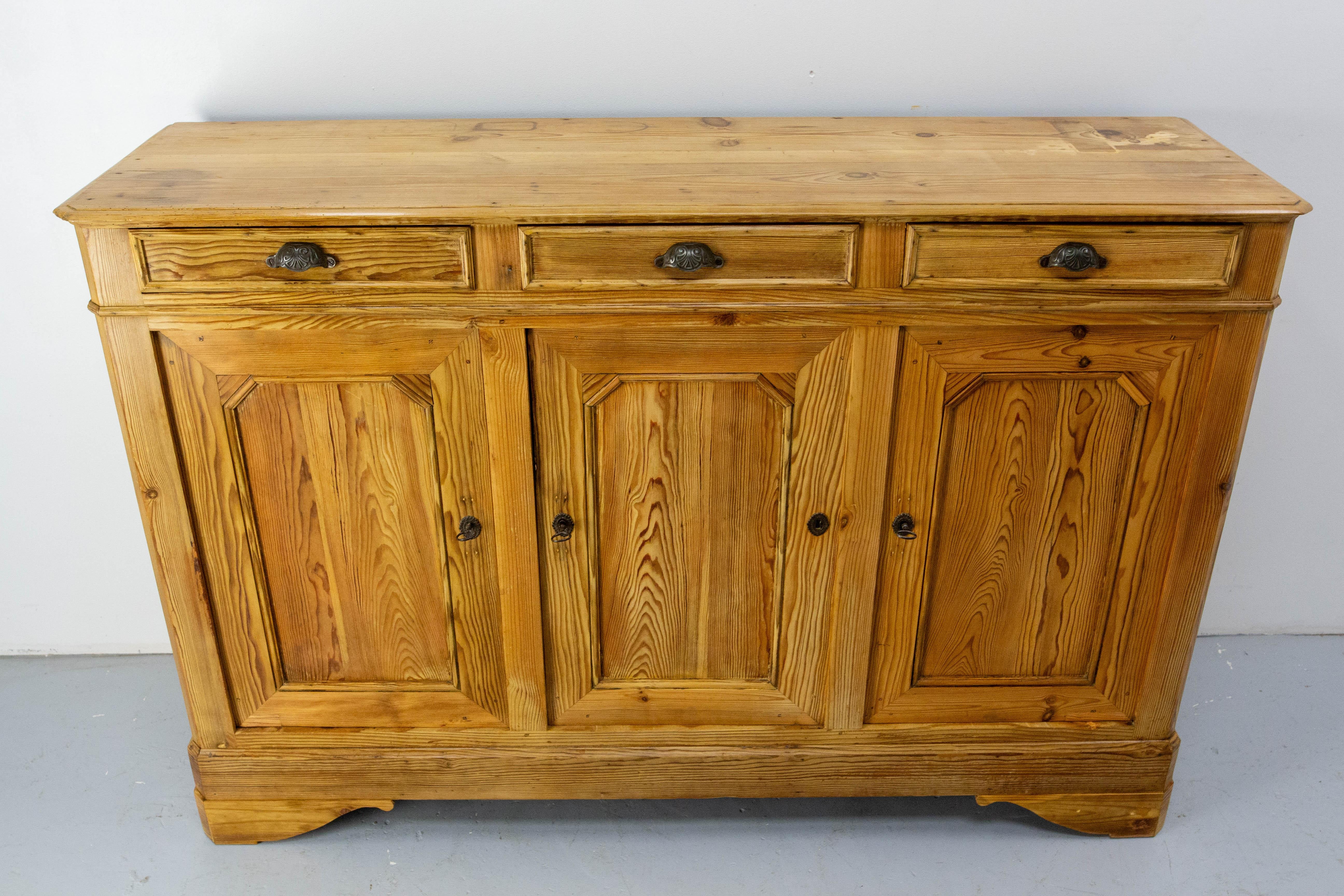 Aparador Francés Credenza Gabinete Buffet Provincial de Pino, Mediados S. XIX en Bueno estado para la venta en Labrit, Landes