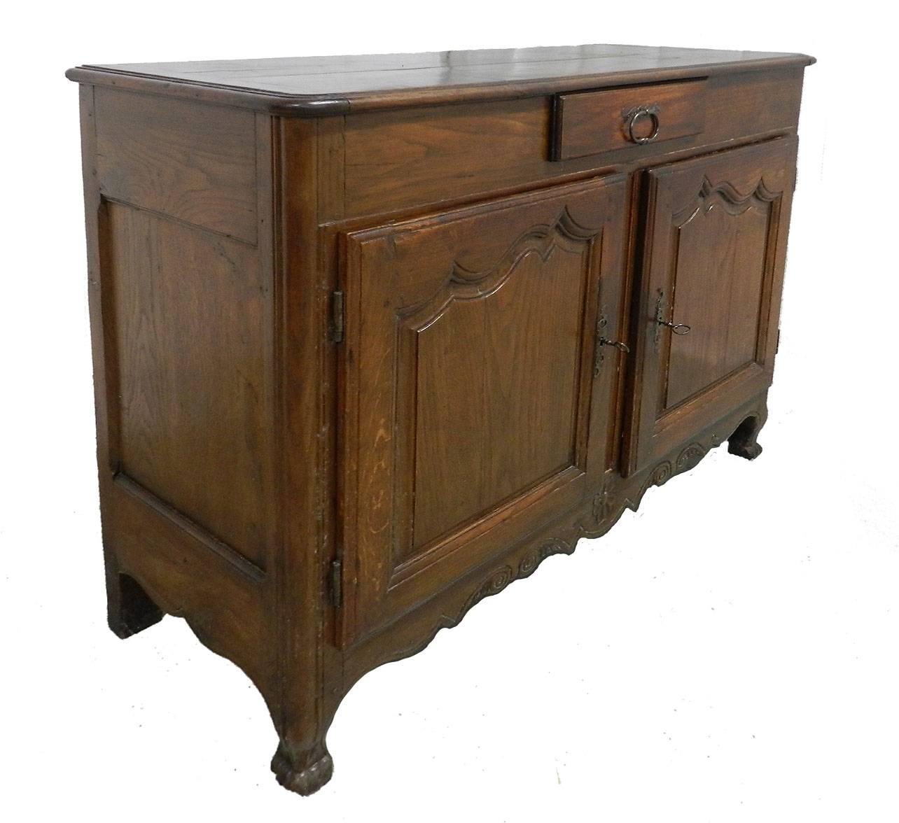 Antique French Provincial buffet dresser sideboard
19th century Louis XV, circa 1790
Oak French country house
Lovely color to the wood with good aged patina
Two plank top with moulded edge detail
Lion paw feet
Original keys
Good antique original