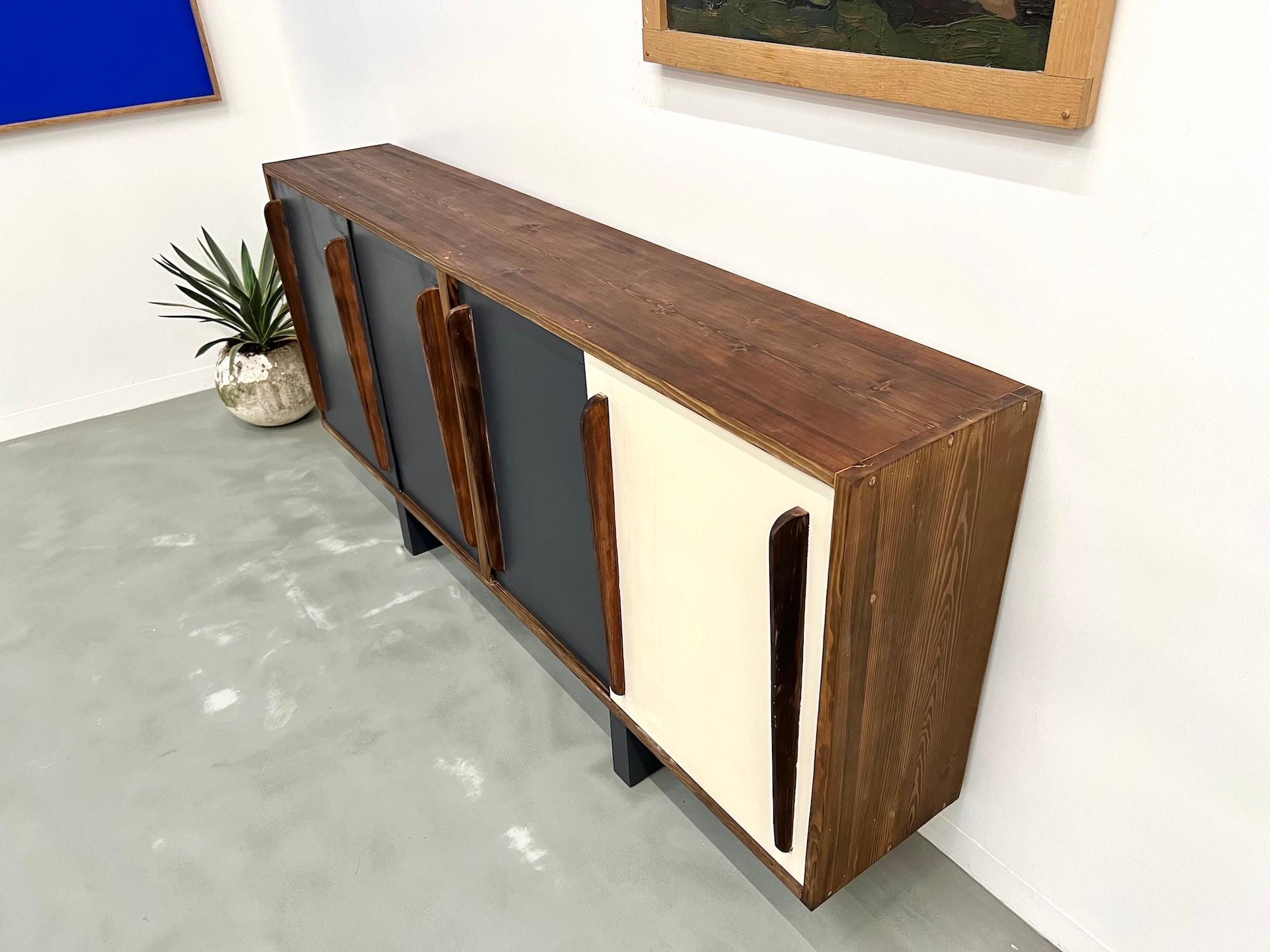 Credenza francese in pino, stile Perriand / Prouvé - circa 1950 in vendita 9