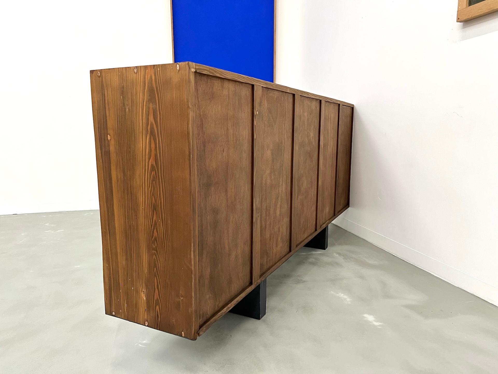 Credenza francese in pino, stile Perriand / Prouvé - circa 1950 in vendita 11